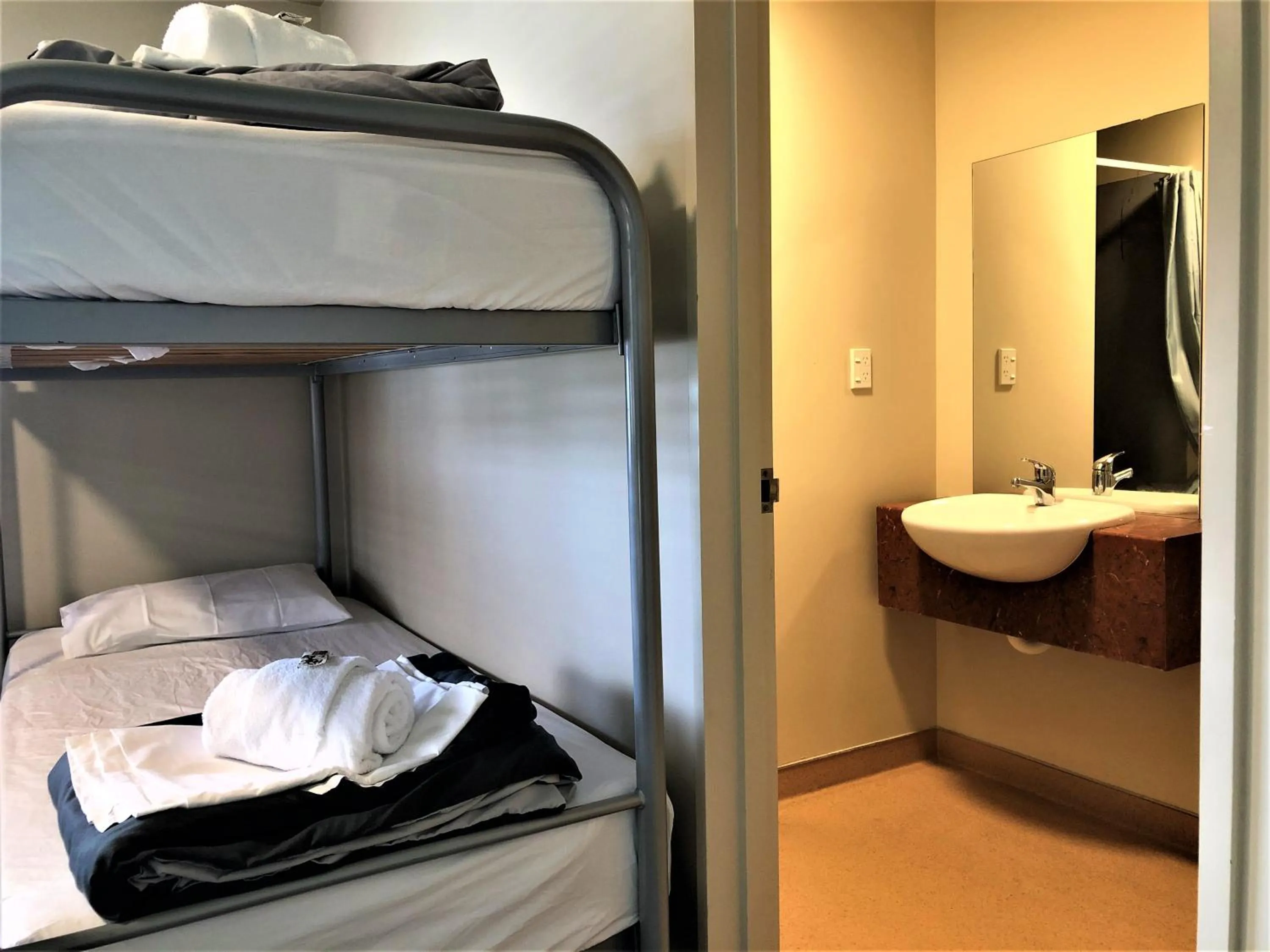Bathroom, Bed in Kaiteri Lodge
