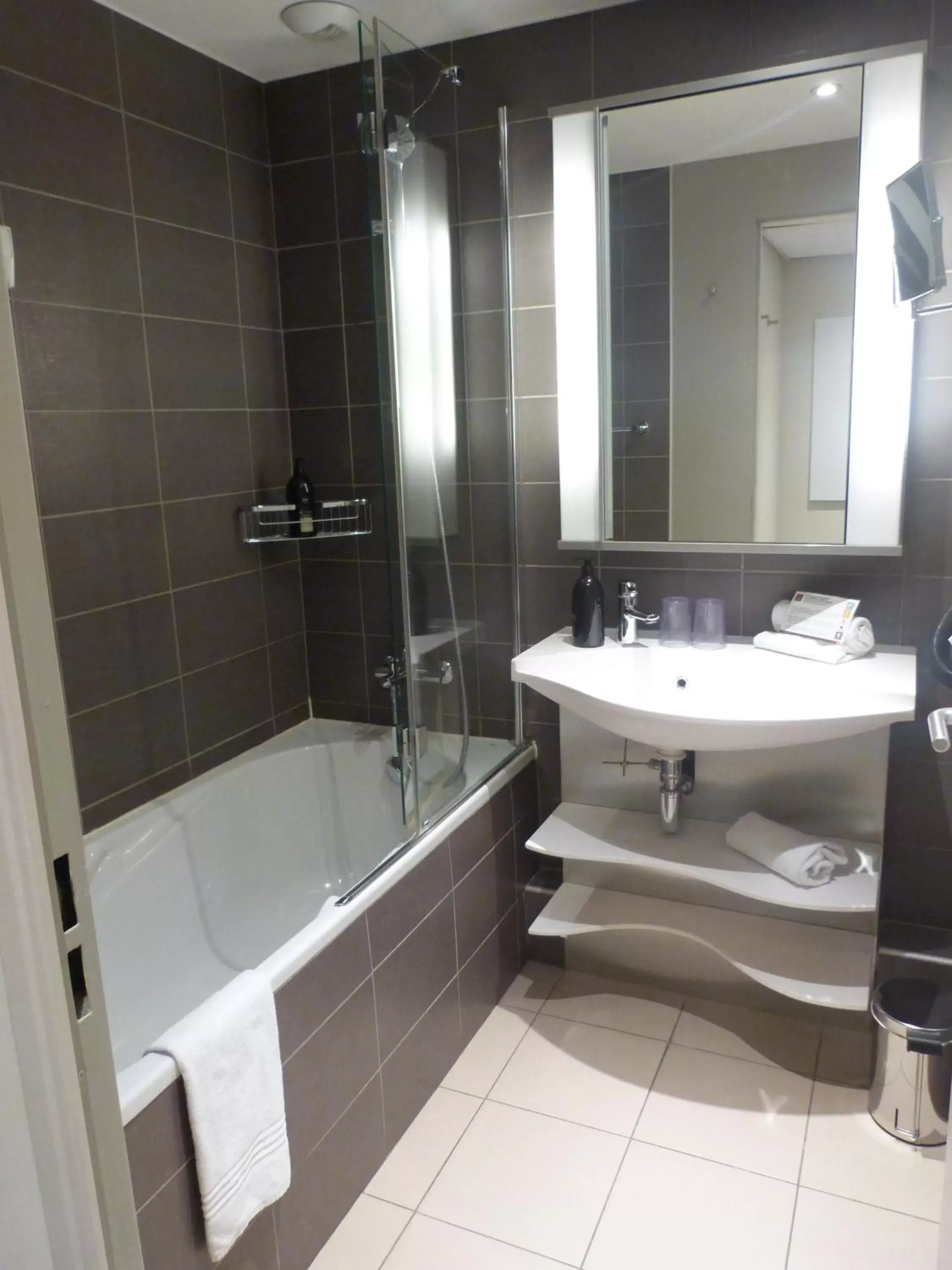 Bathroom in Aparthotel Adagio Aix-en-Provence Centre Bathroom in Aparthotel Adagio Aix-en-Provence Centre