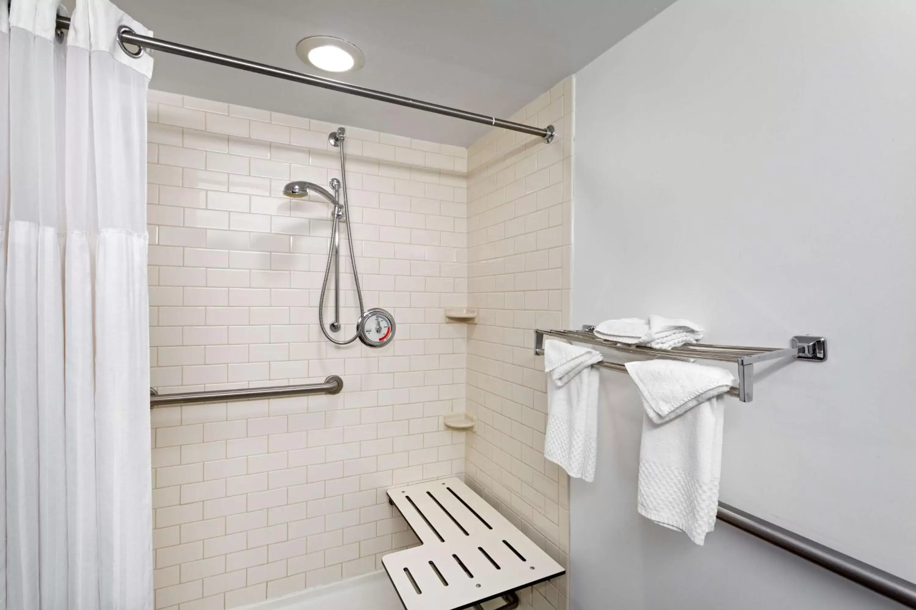 Bathroom in DoubleTree by Hilton Pittsburgh - Meadow Lands