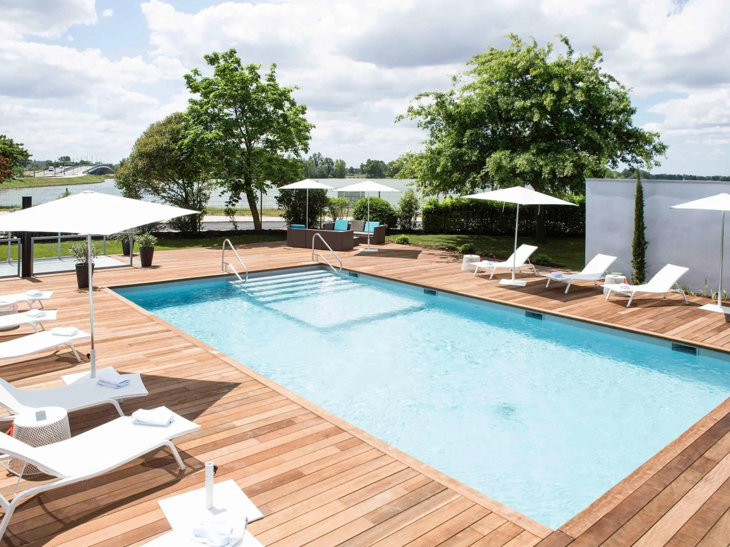 Property building, Swimming Pool in Novotel Bordeaux Lac