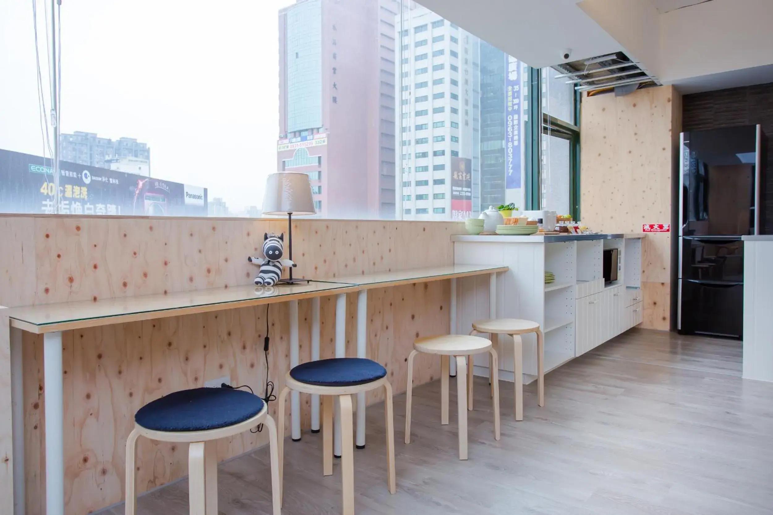 Seating area, Kitchen/Kitchenette in Mini West Hotel