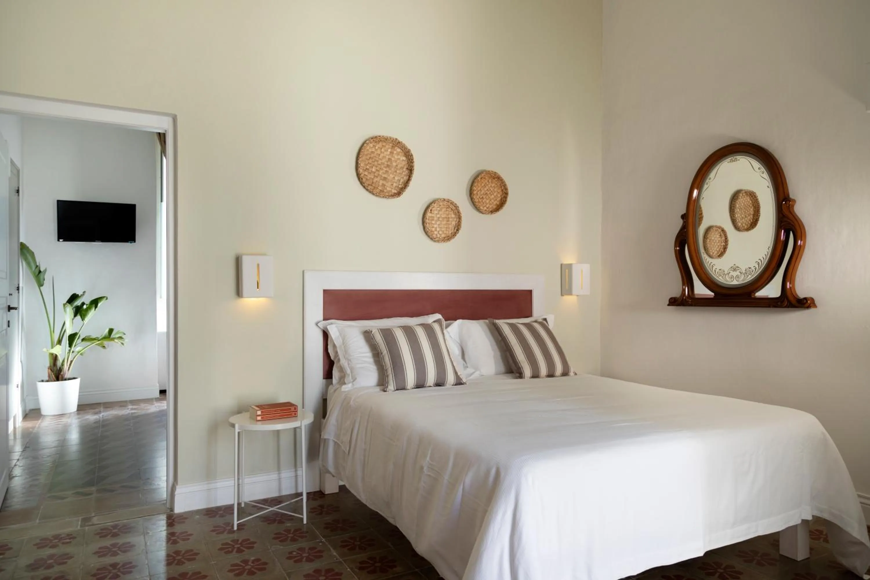 Deluxe Suite with One Double Bed and One Double Sofa Bed in Relais San Martino Salento - Handwritten Collection