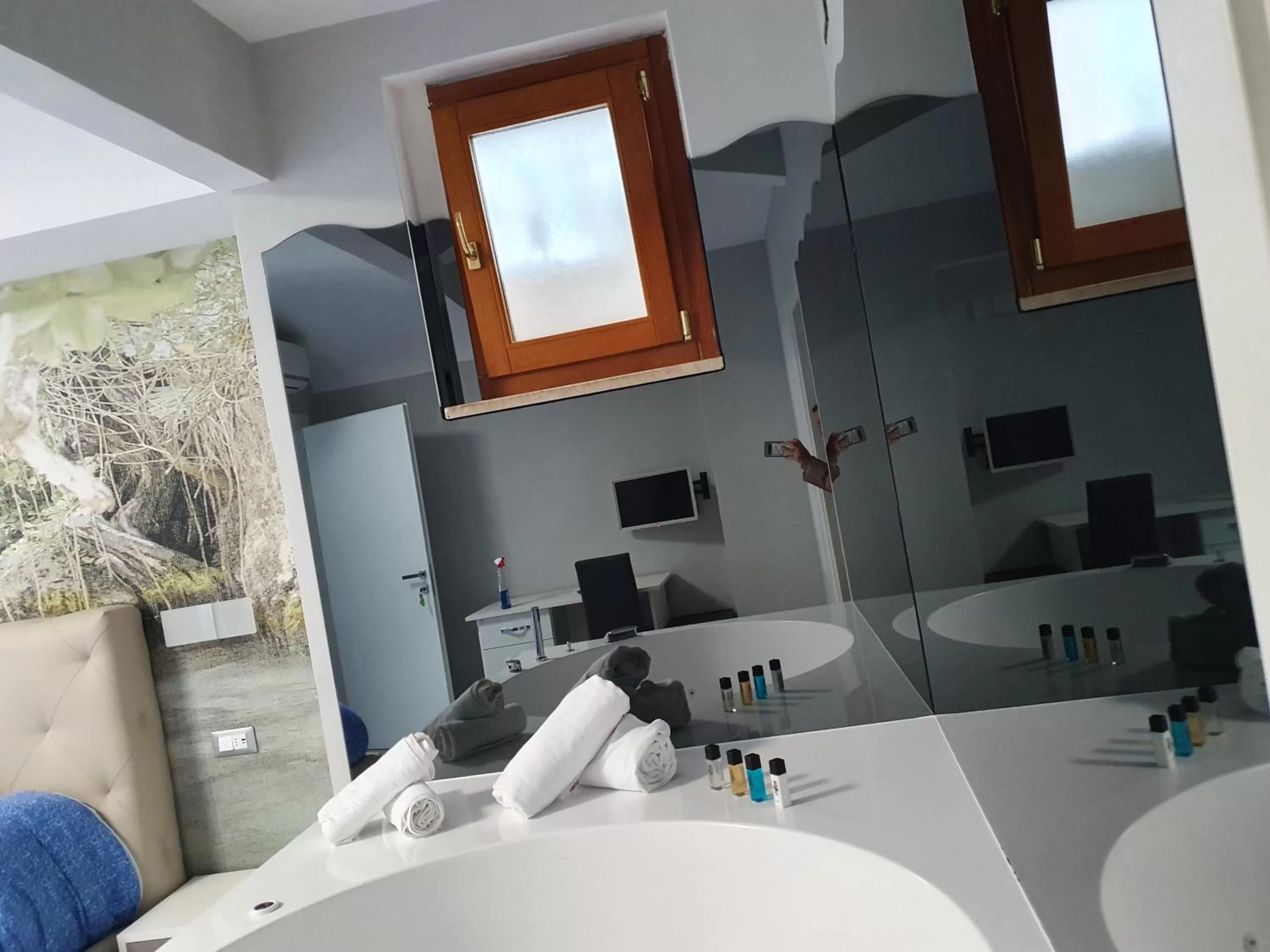 Hot Tub, Bathroom in Clipper Suite