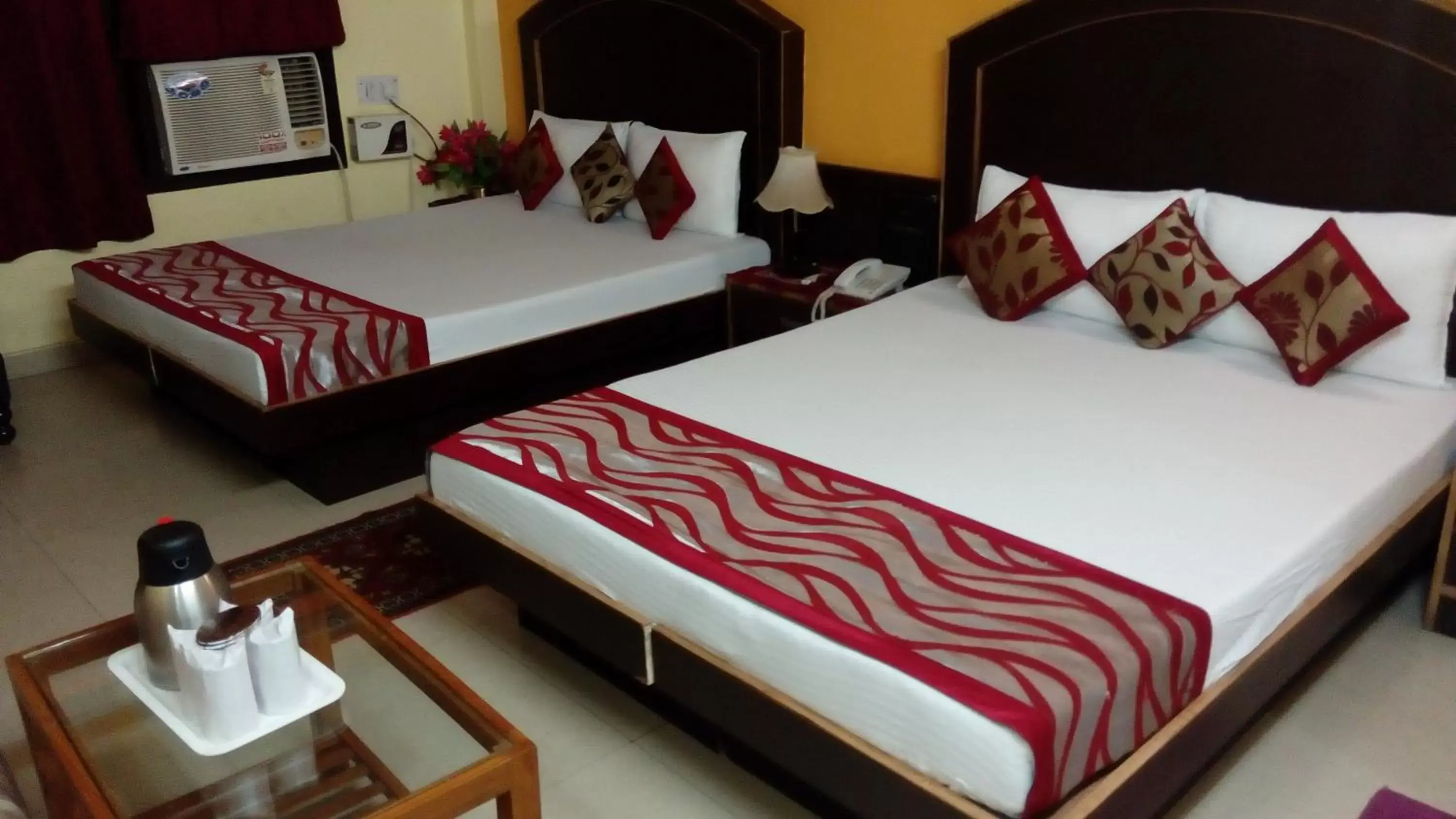 Bed in Hotel Su Shree Continental 5 Minutes Walk From New Delhi Railway Station