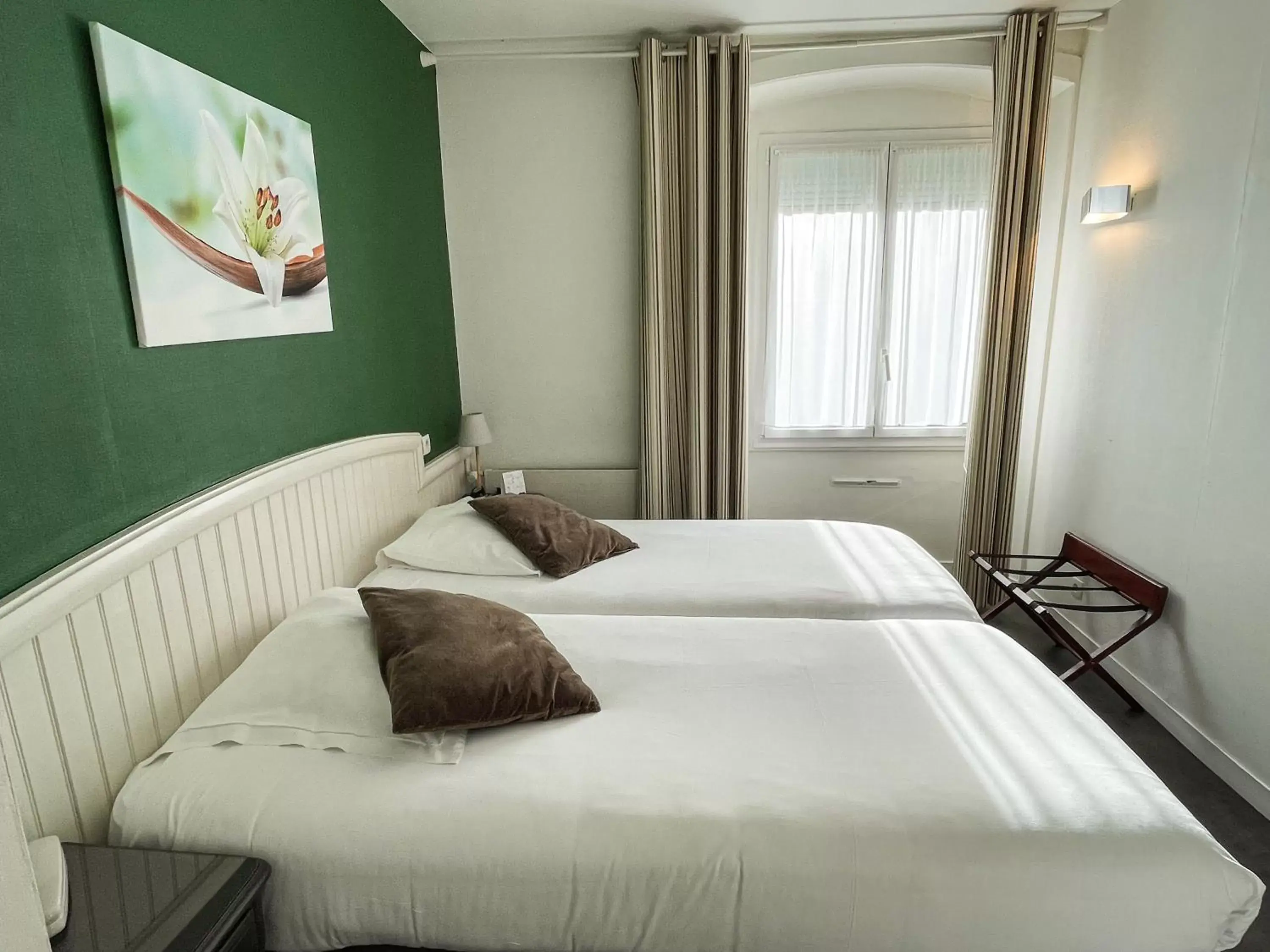 Bedroom, Bed in Garden Hotel Rennes Centre Gare