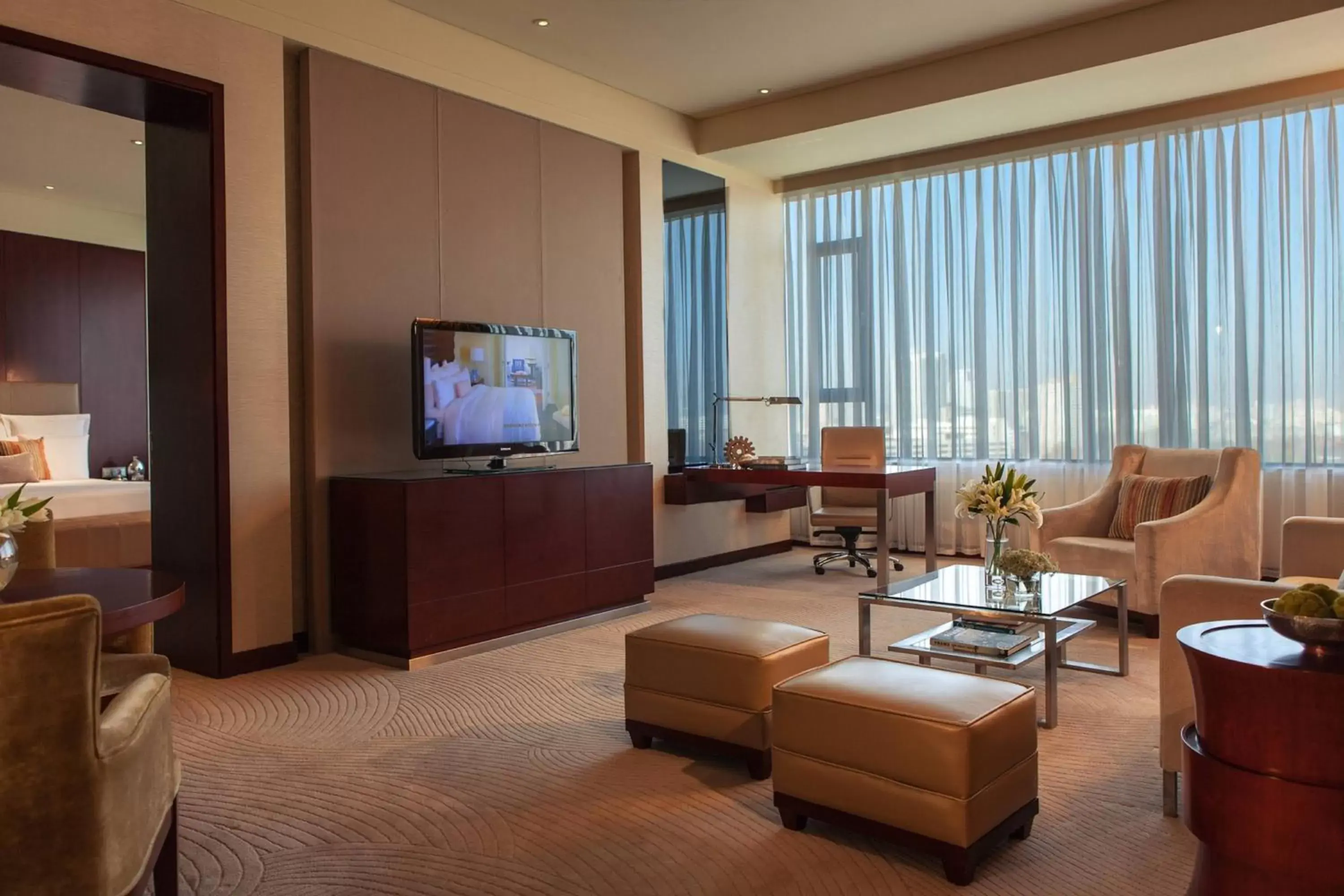 Living room in Renaissance Tianjin Lakeview Hotel