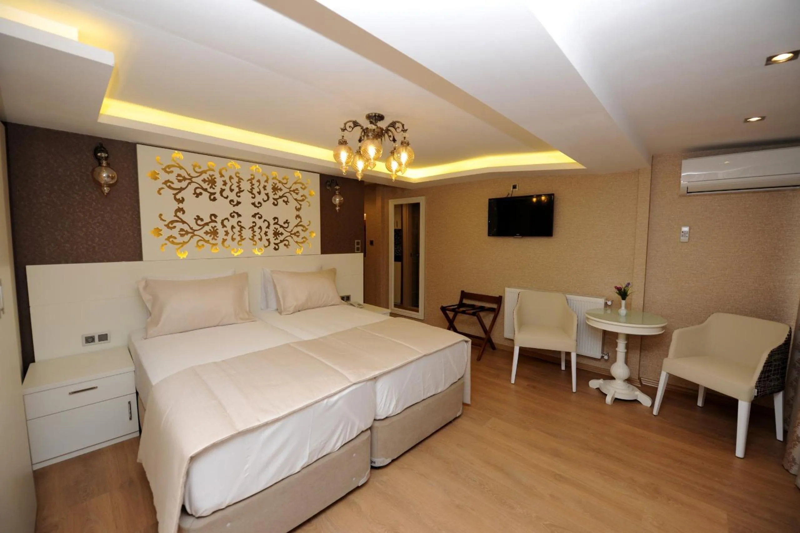 TV and multimedia, Bed in Rooms Inn Taxim