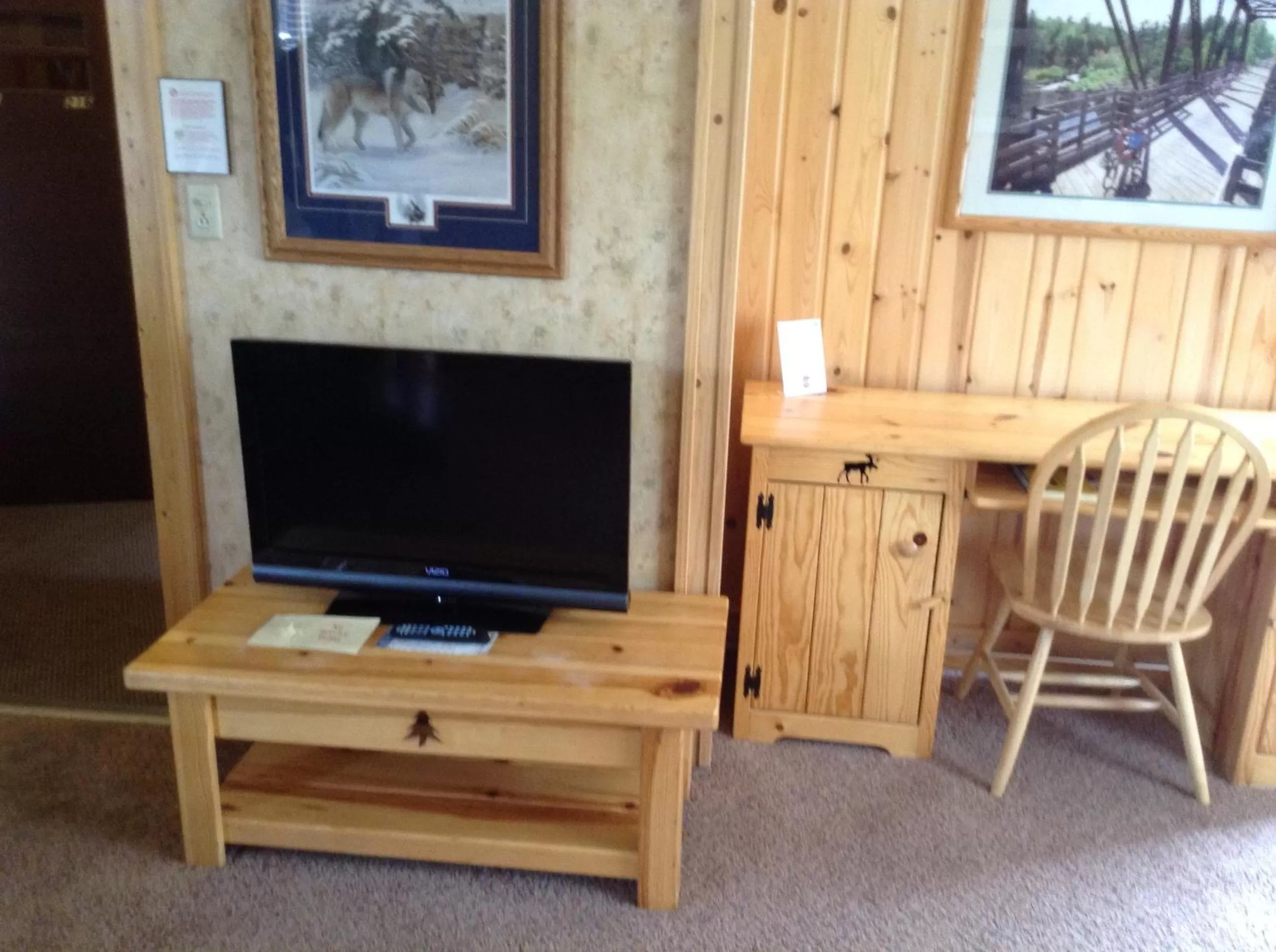 Living room, TV/Entertainment Center in Willard Munger Inn