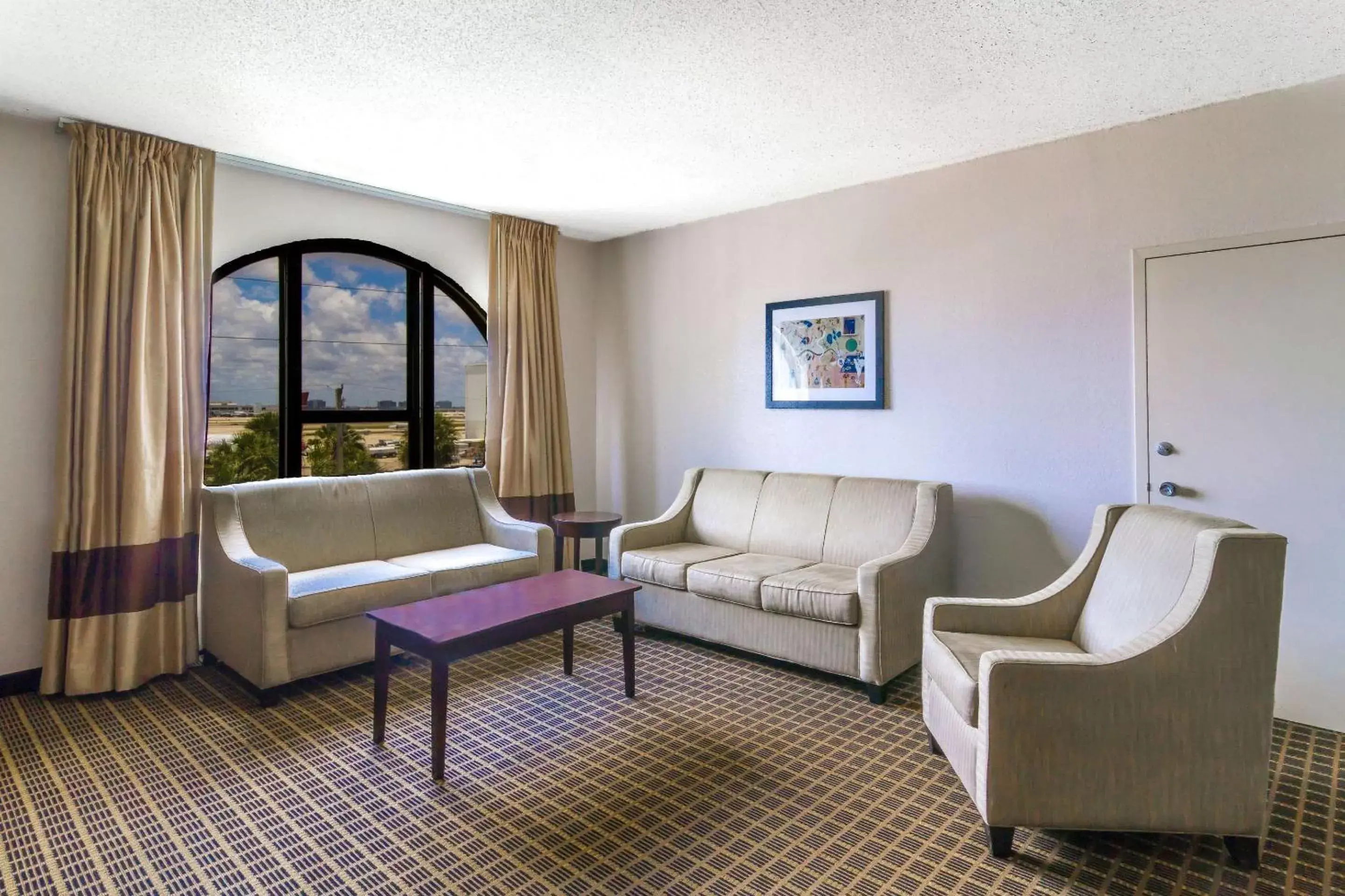 Photo of the whole room, Seating Area in Clarion Inn & Suites Miami International Airport