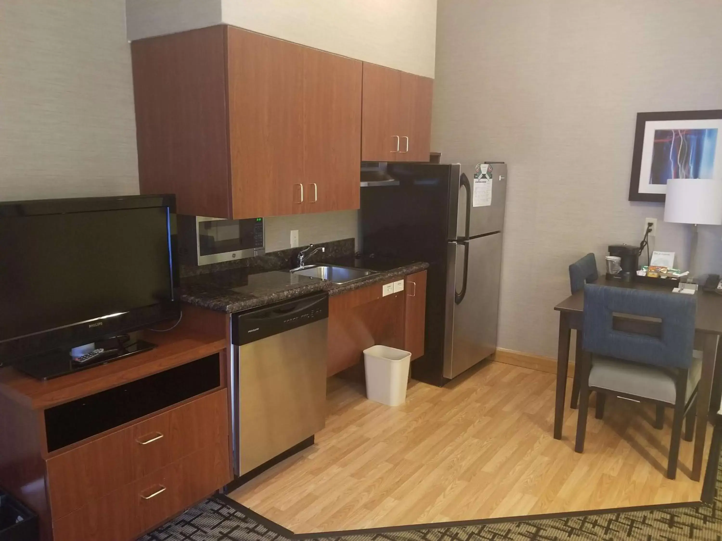 Kitchen or kitchenette, TV/Entertainment Center in Homewood Suites by Hilton Mobile