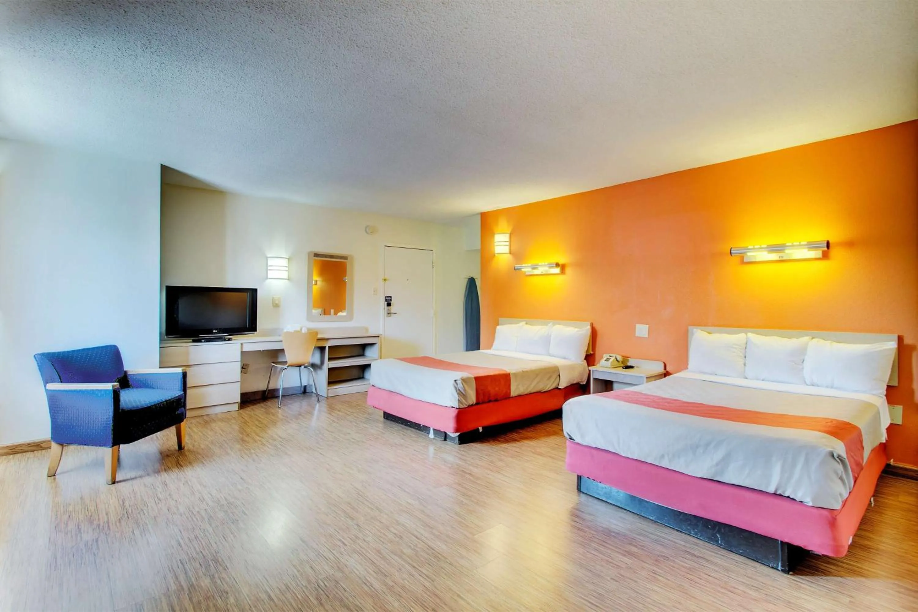Quadruple Room - single occupancy - Disability Access - Roll in Shower in Motel 6-Washington, DC