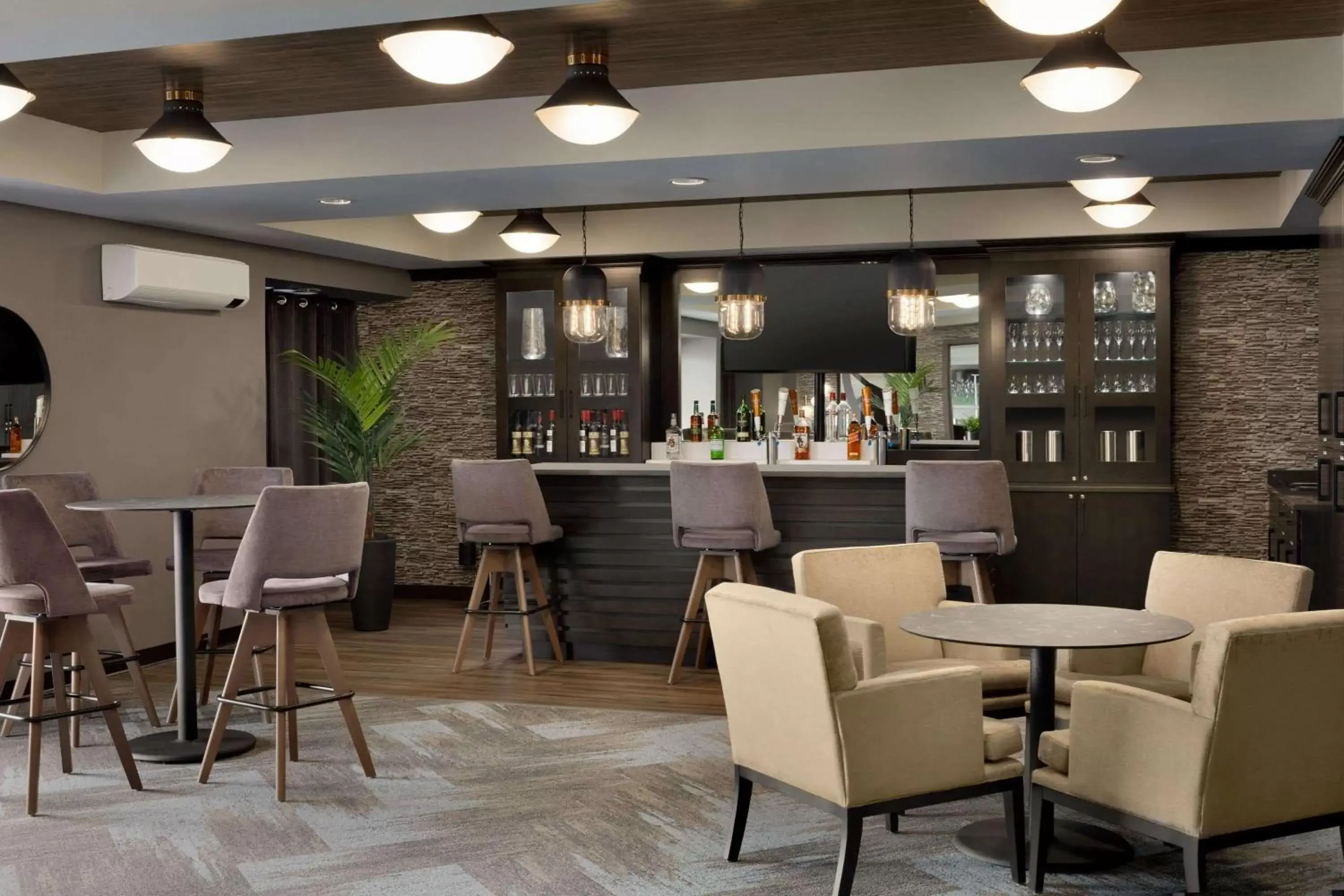 Lounge or bar, Lounge/Bar in Microtel Inn & Suites by Wyndham Lloydminster