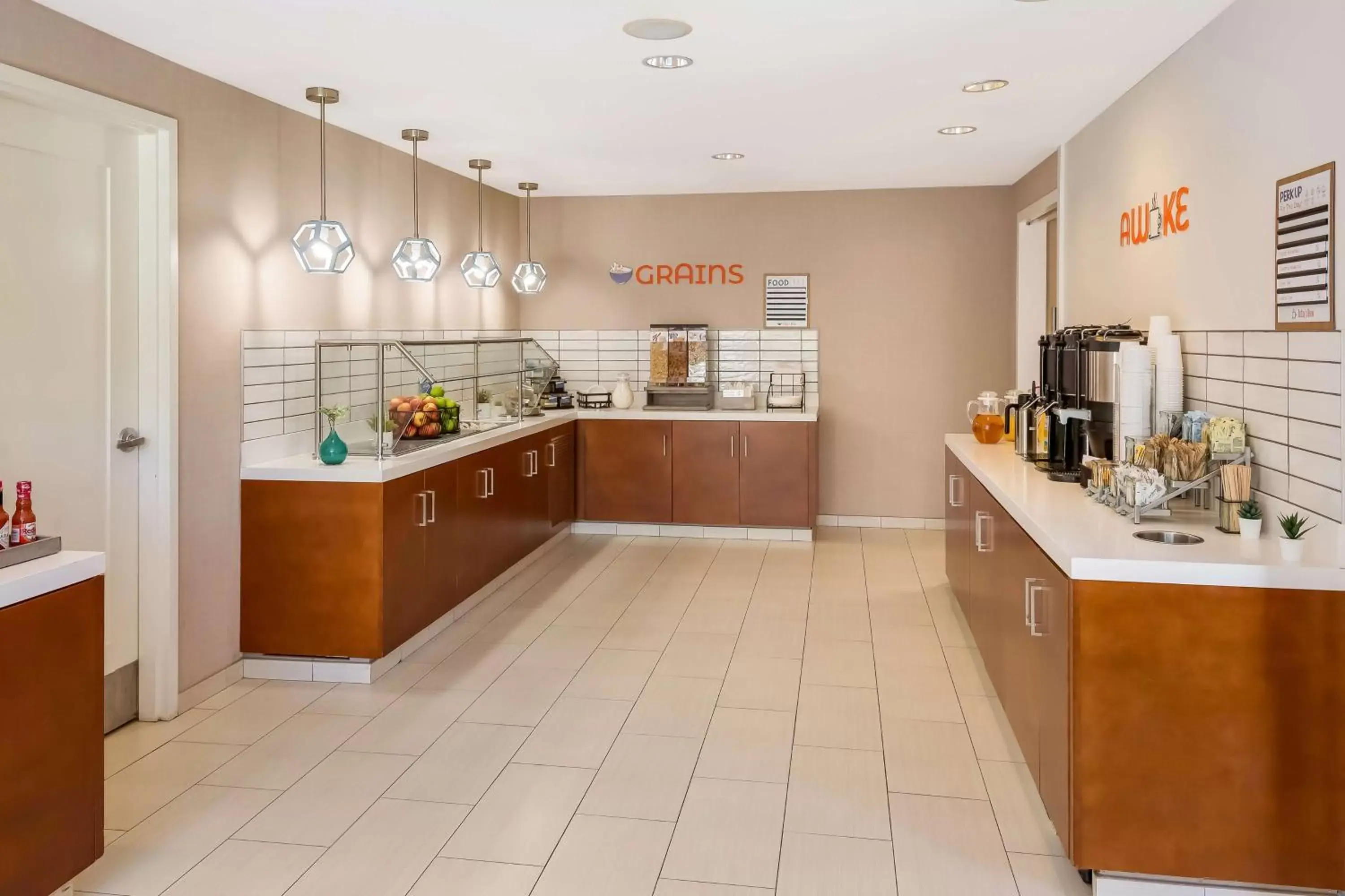 Breakfast, Kitchen/Kitchenette in Sonesta ES Suites Andover Boston