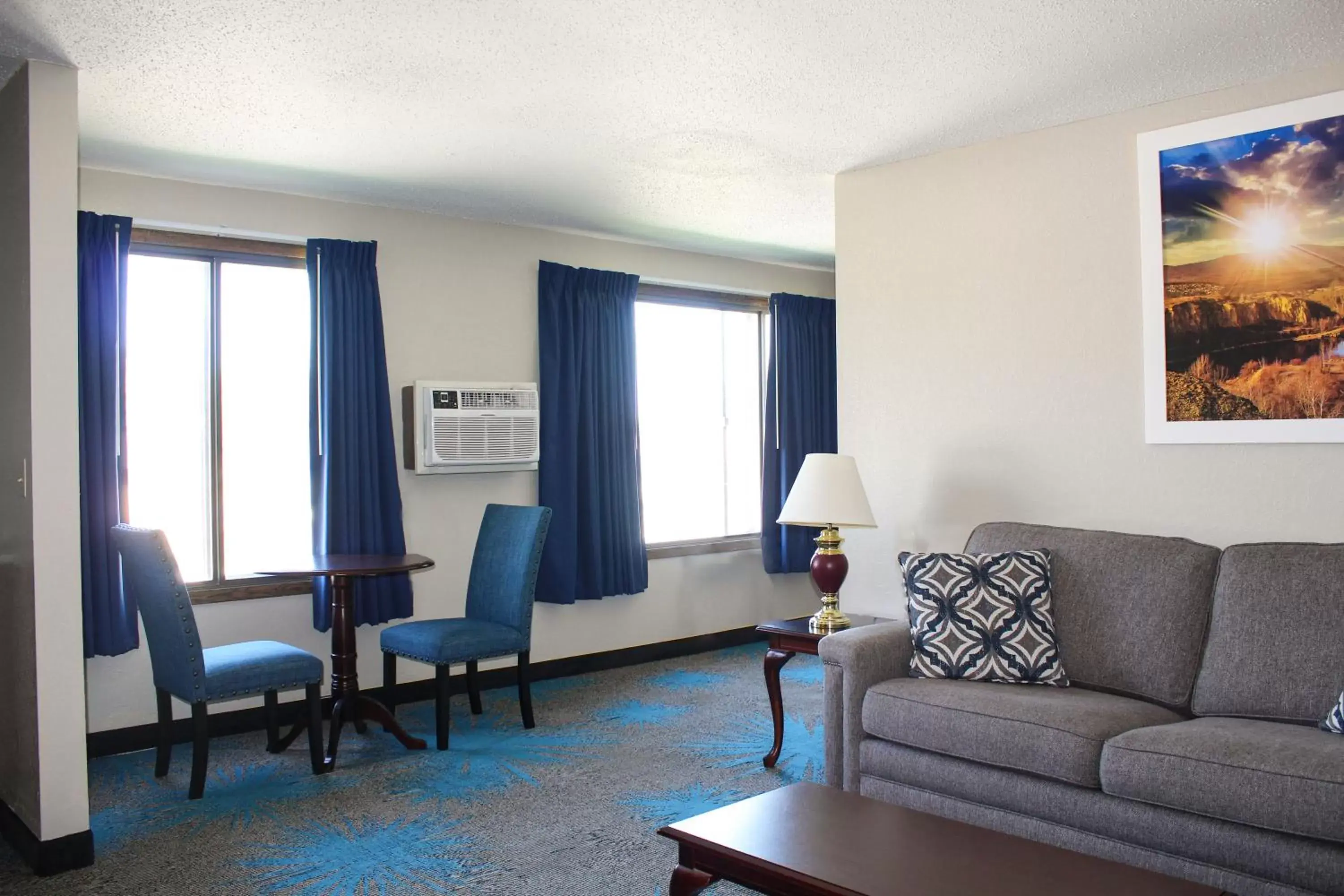 Living room, Seating Area in Days Inn by Wyndham Sioux Falls