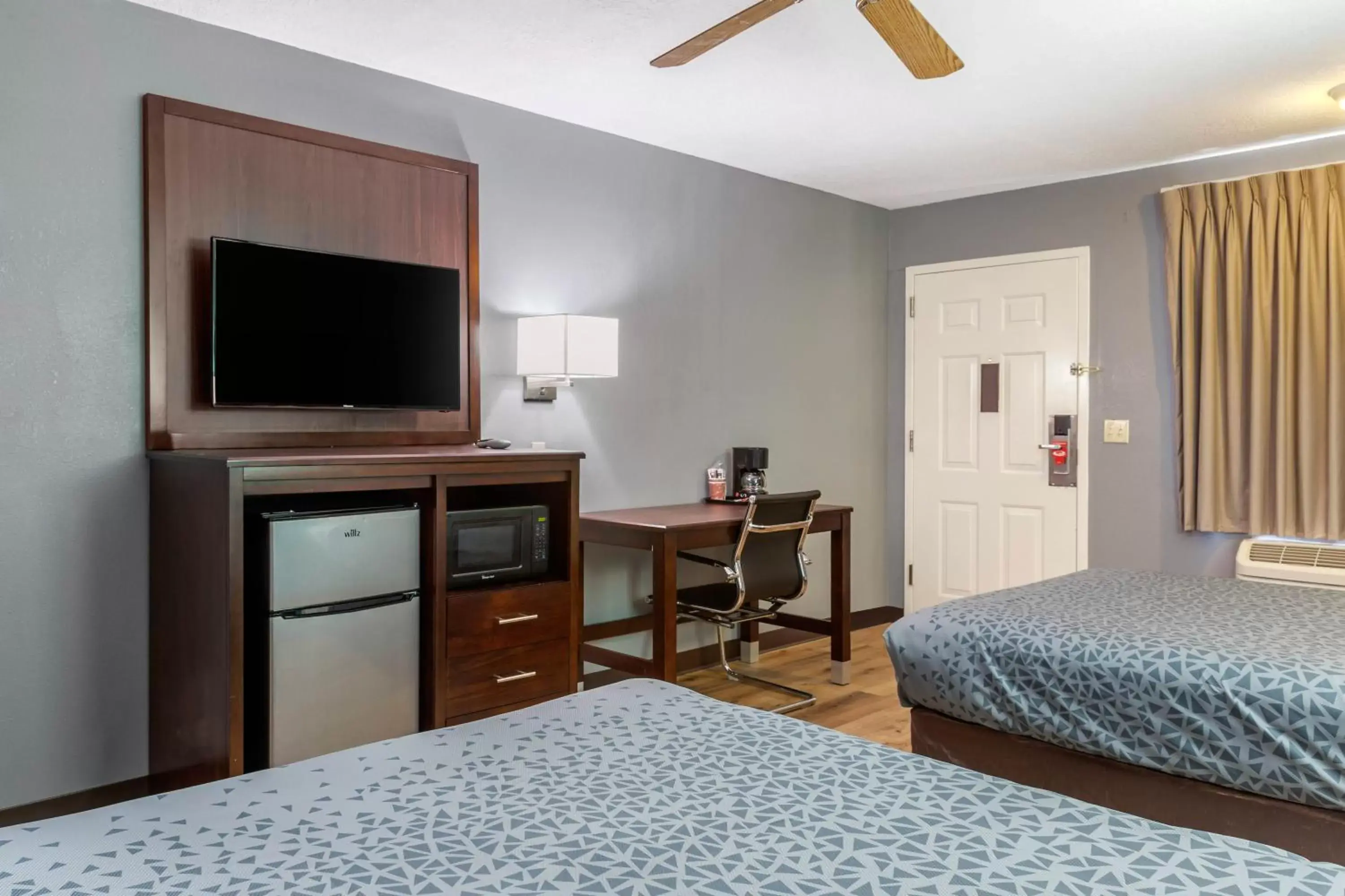 Queen Room with Two Queen Beds - Non-Smoking in Econo Lodge West - Coors Blvd Queen Room with Two Queen Beds - Non-Smoking in Econo Lodge West - Coors Blvd