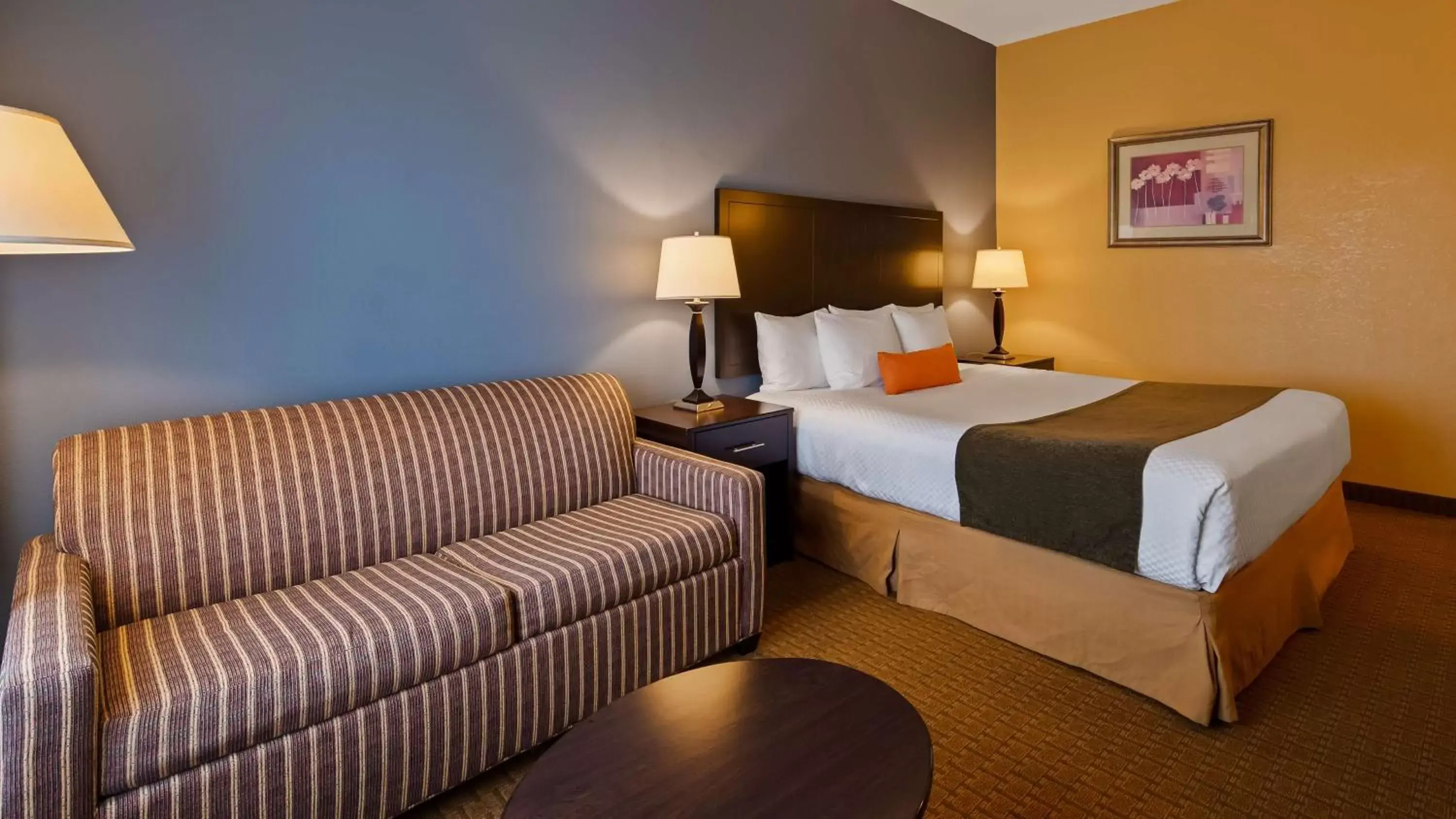 Bed in Best Western Plus Hotel & Conference Center