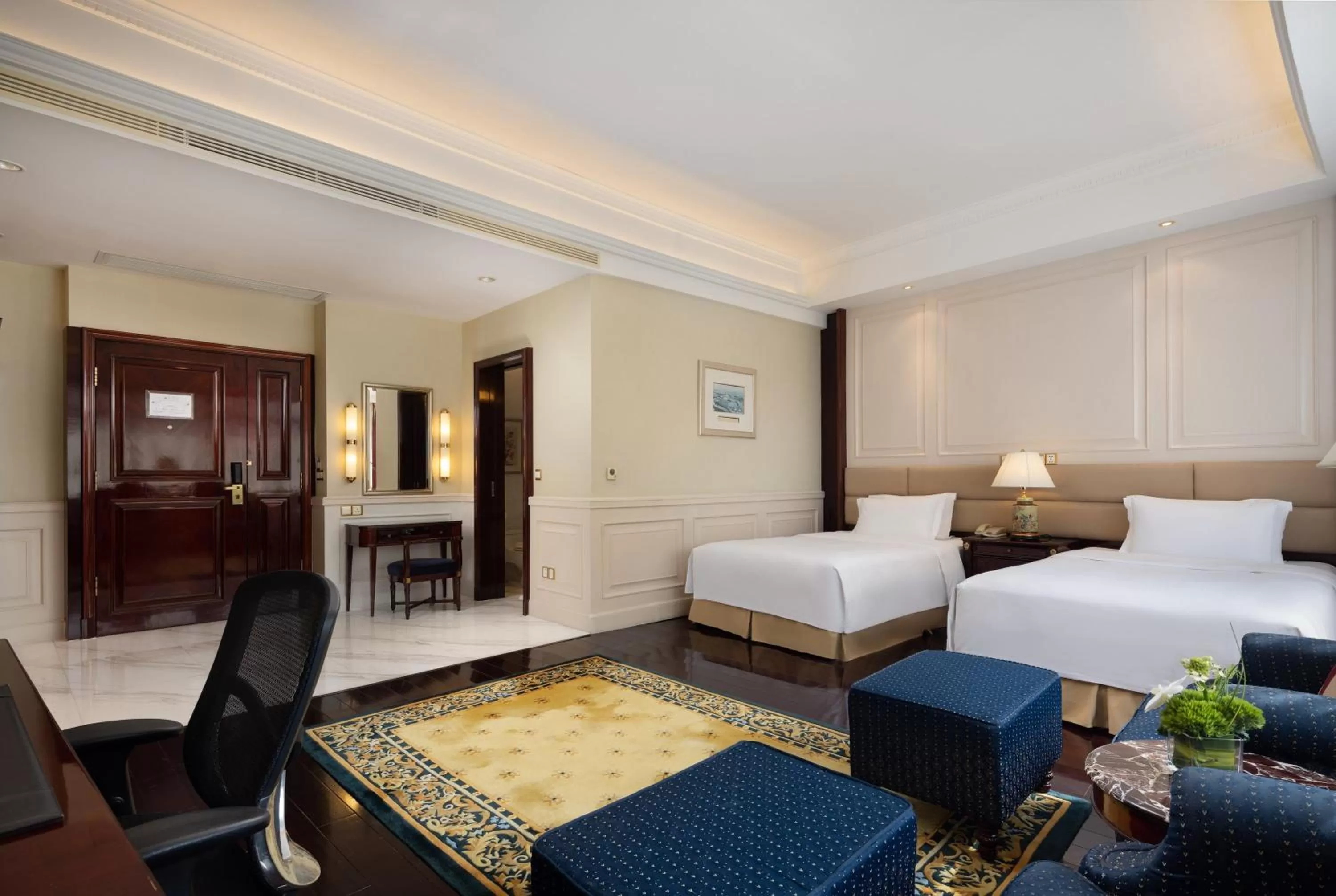 Photo of the whole room in Crowne Plaza Hotel & Suites Landmark Shenzhen, an IHG Hotel - Nearby Luohu Border, Indoor heated swimming pool, Receive RMB100 SPA coupon upon check-in