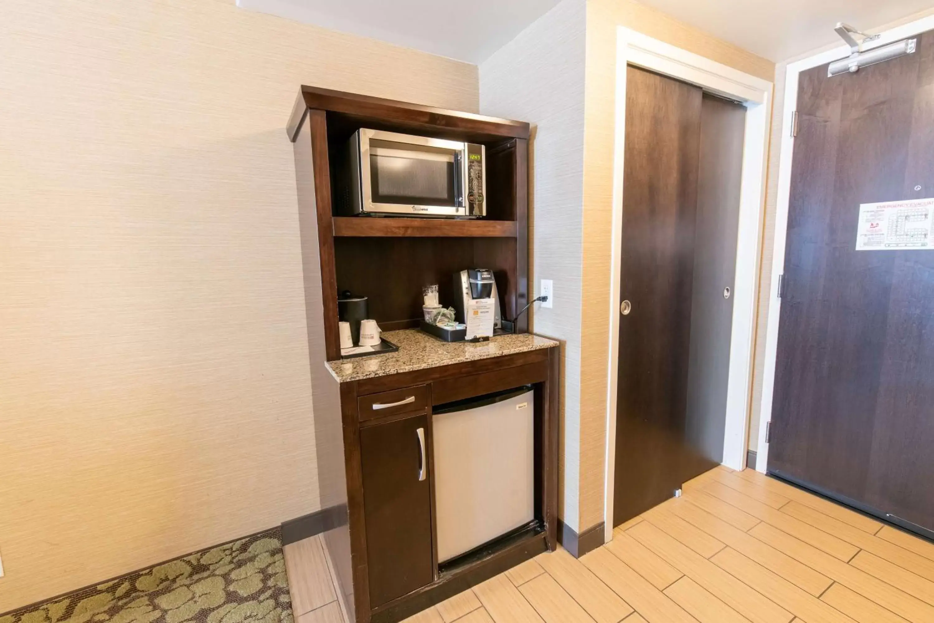 Photo of the whole room, TV/Entertainment Center in Hilton Garden Inn Ogden