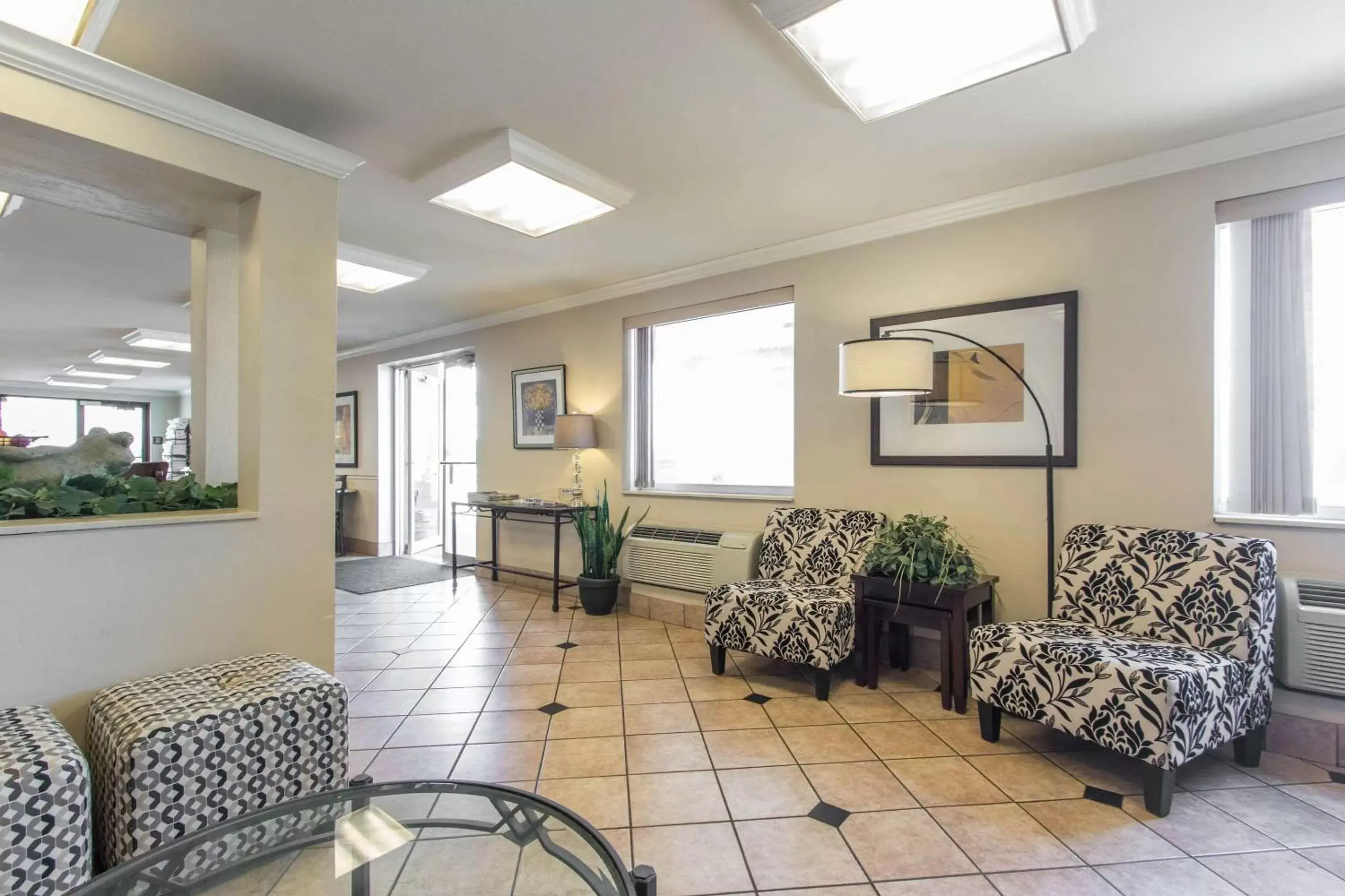 Lobby or reception, Seating Area in Econo Lodge Inn & Suites Joplin