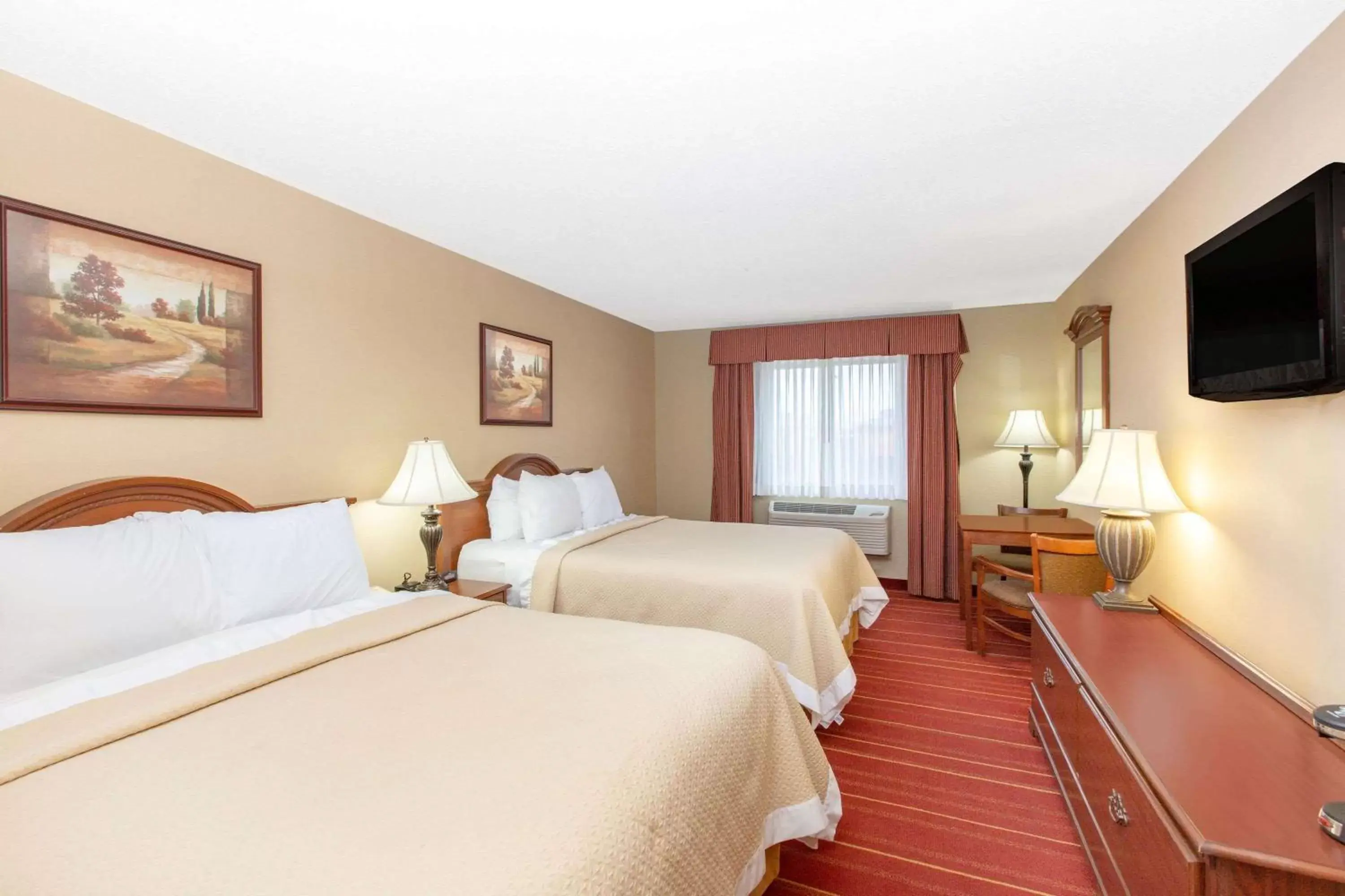 Photo of the whole room, Bed in Days Inn by Wyndham Salina I-70