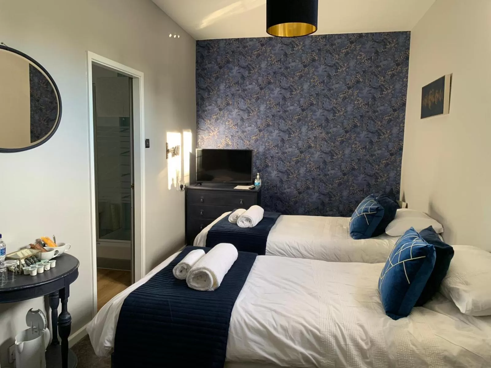 Photo of the whole room, Bed in Anglers Arms