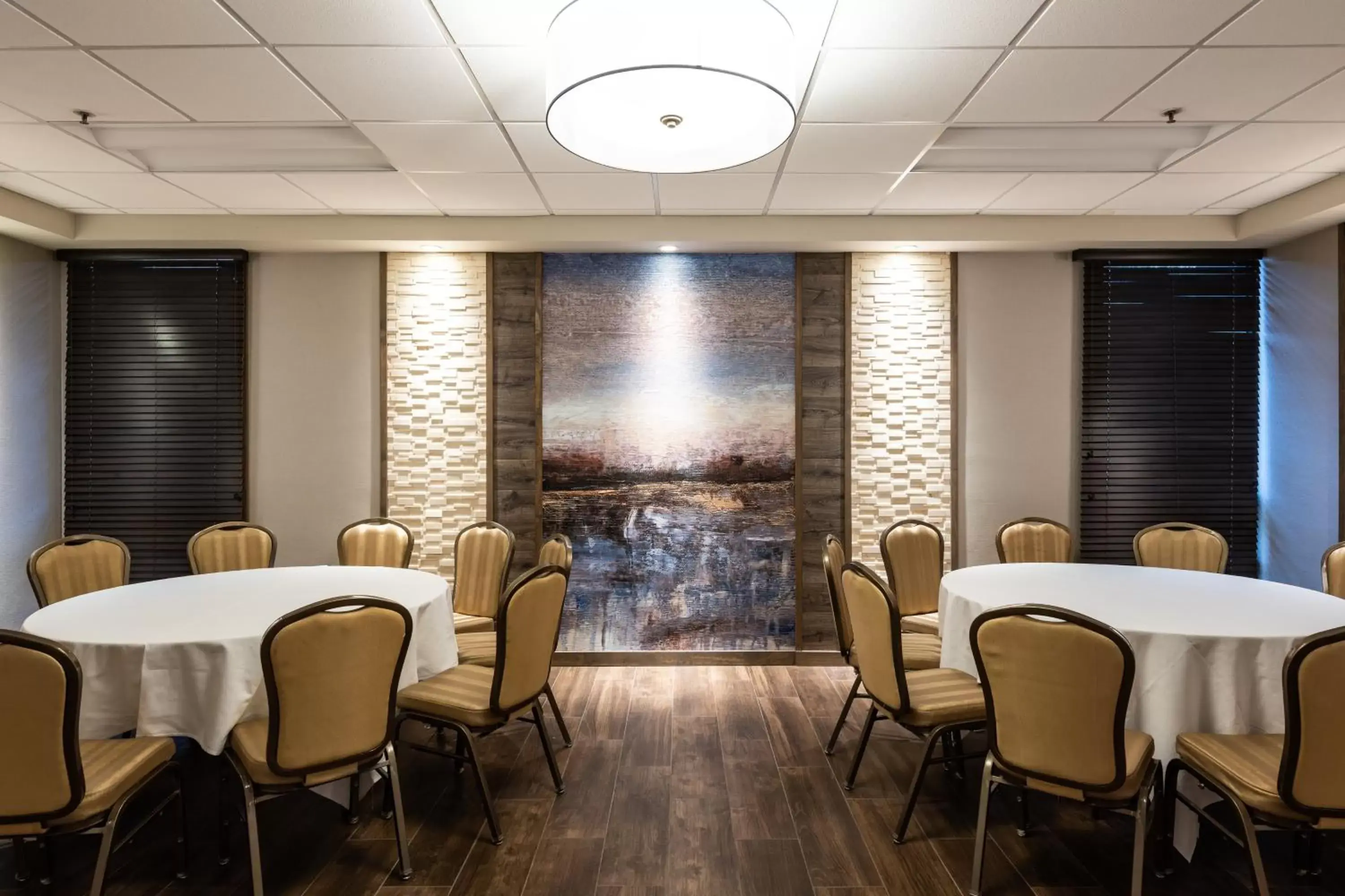 Meeting/conference room, Restaurant/Places to Eat in Holiday Inn Newark International Airport