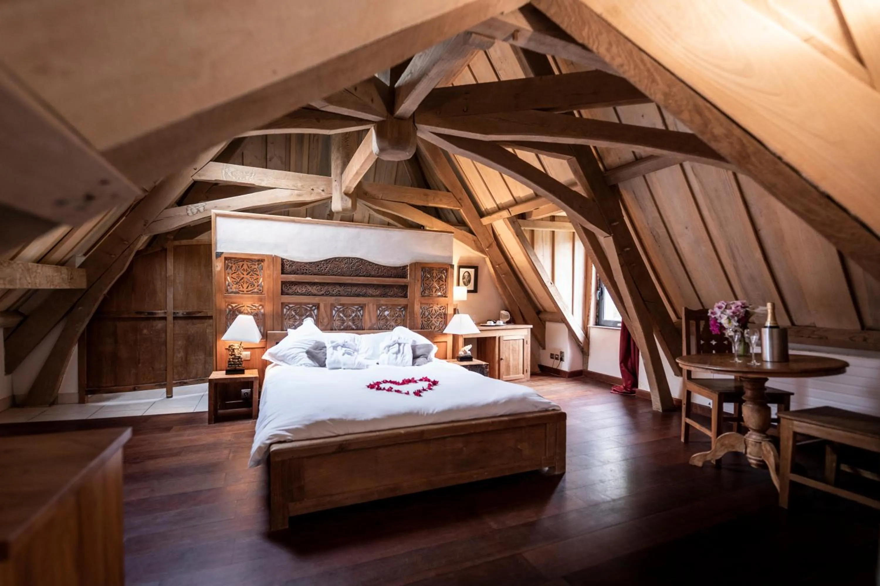 Photo of the whole room, Bed in Manoir des Indes, The Originals Relais