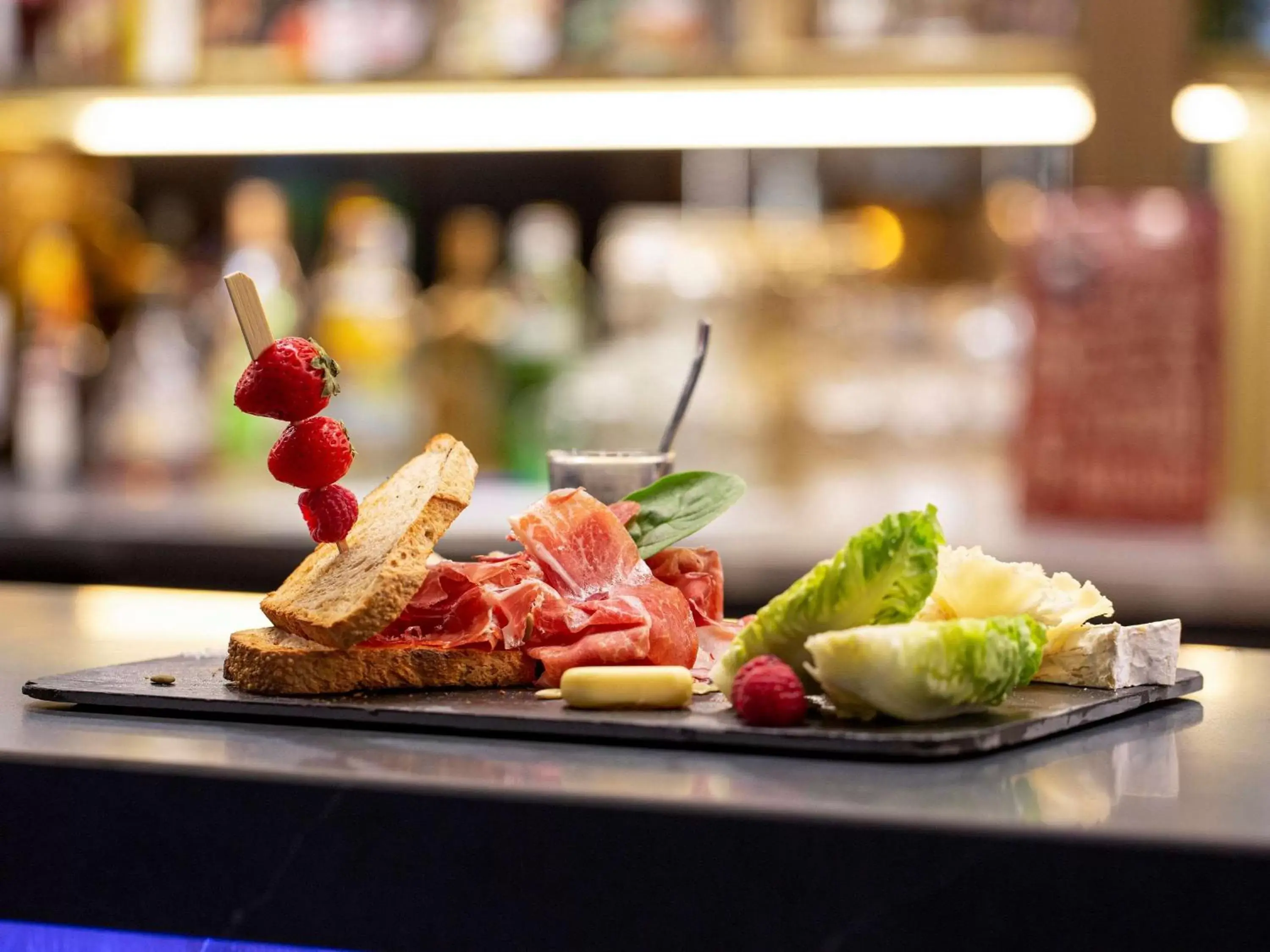 Lounge or bar, Food in Mercure Bordeaux Centre Ville