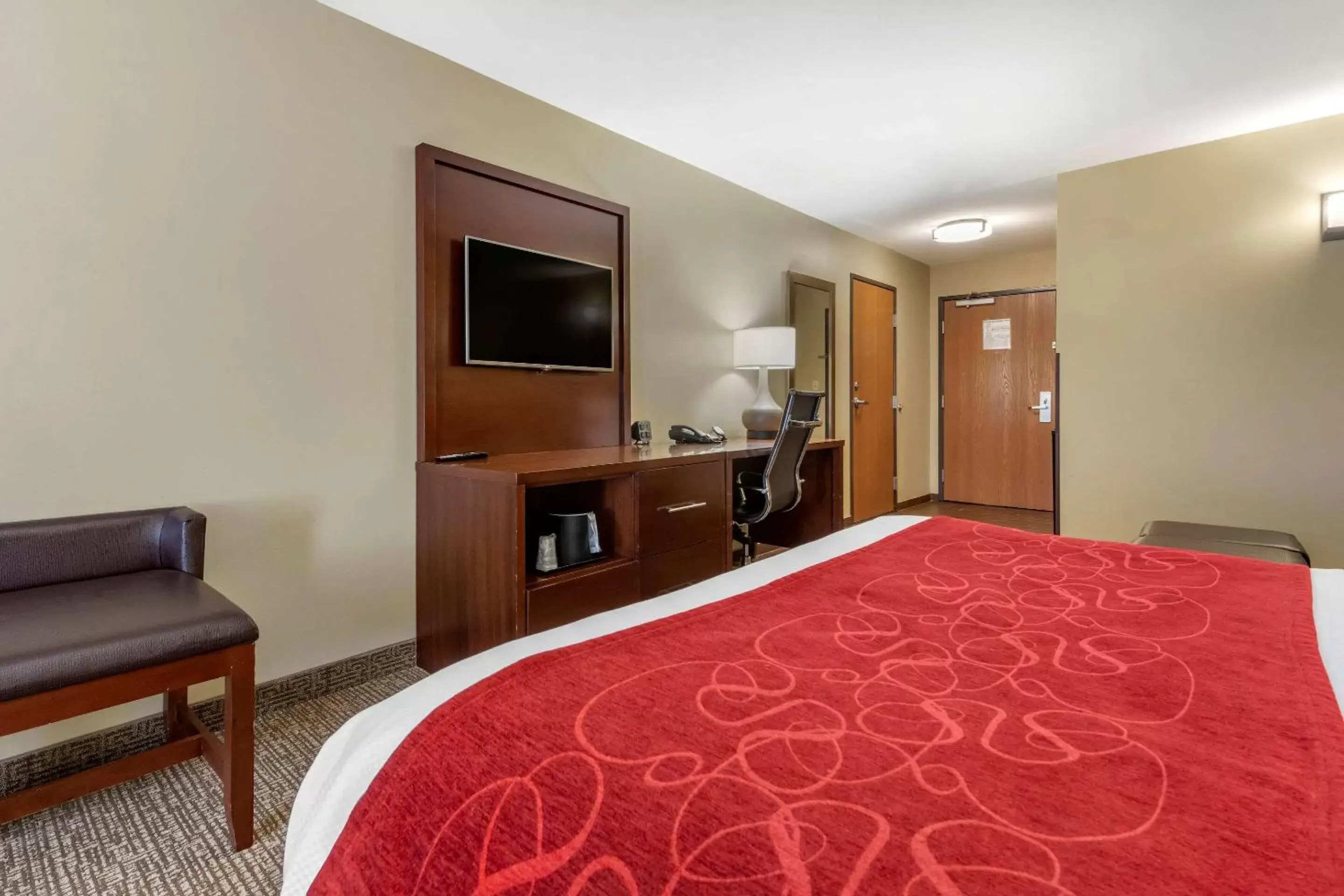 Photo of the whole room, Bed in Comfort Suites Bridgeport - Clarksburg