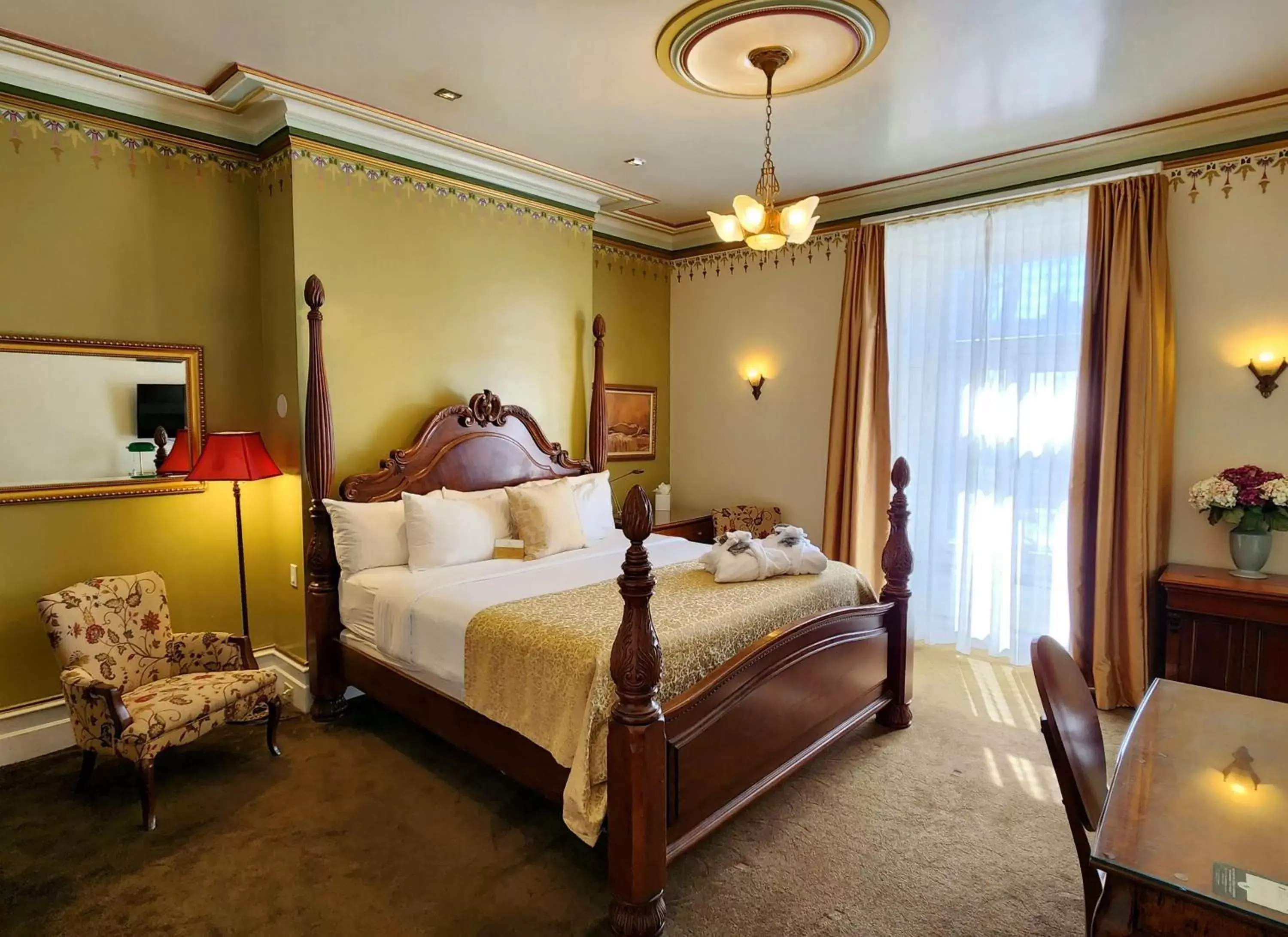 Bed in Hotel Manoir D'Auteuil