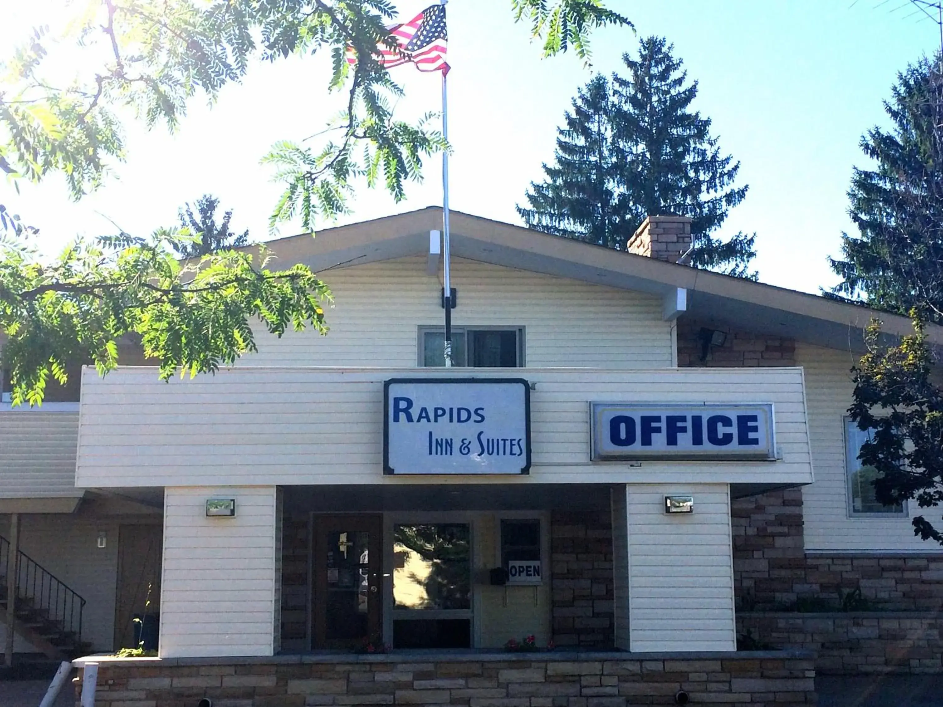 Property Building in Rapids Inn & Suites