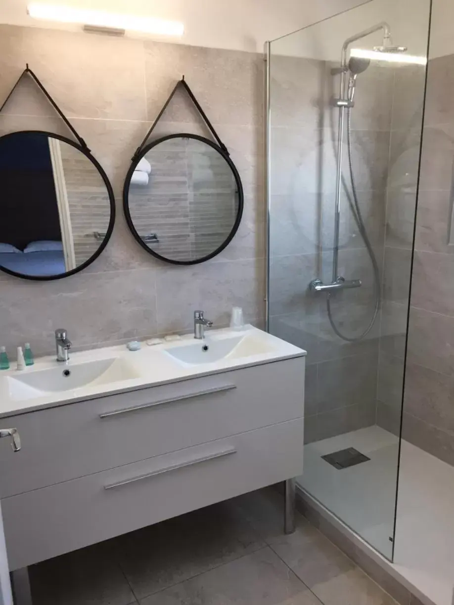 Bathroom in Le Galion Hotel et Restaurant Canet Plage - Logis