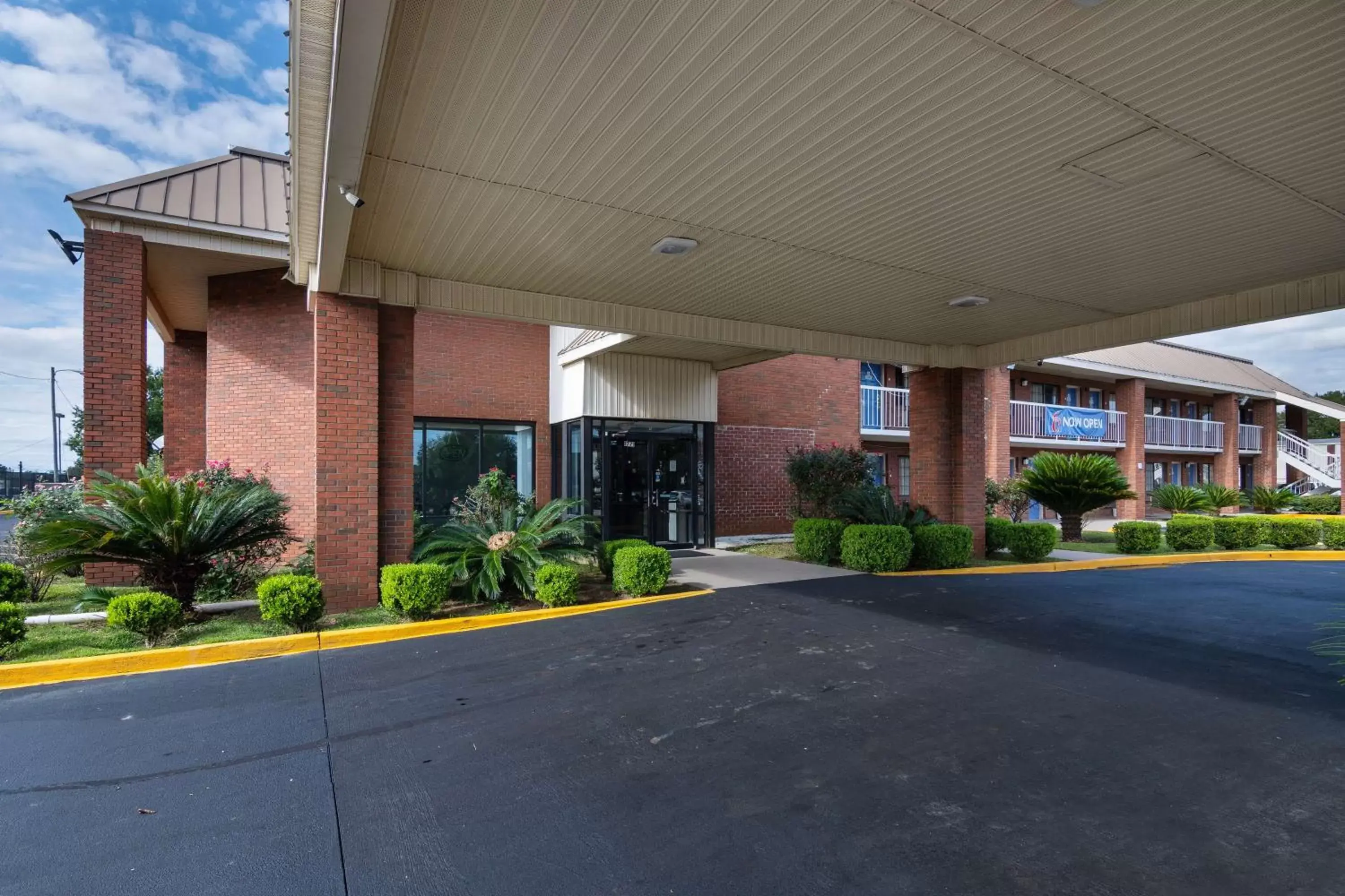 Property building in Motel 6-Montgomery, AL - Coliseum Property building in Motel 6-Montgomery, AL - Coliseum