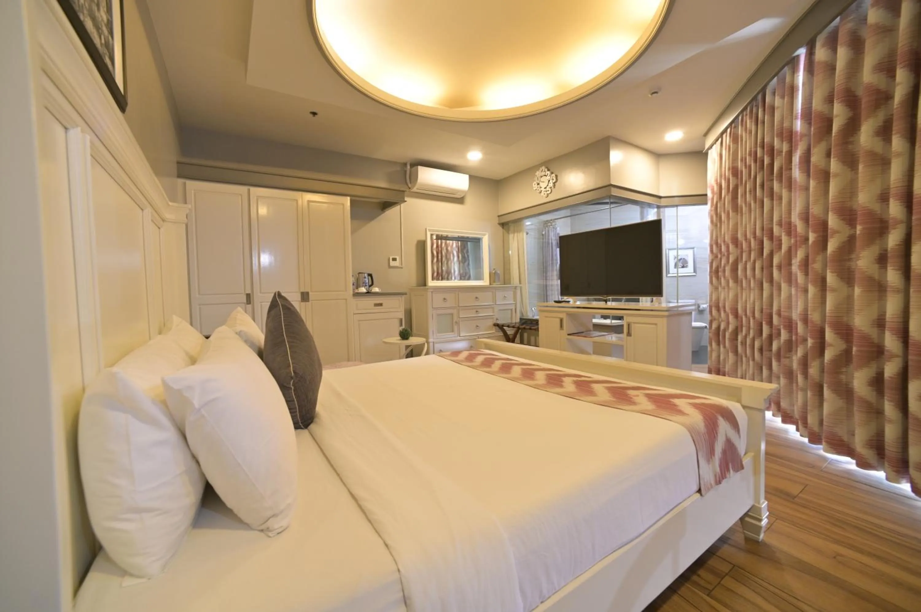 Photo of the whole room, Bed in Paragon Hotel and Suites