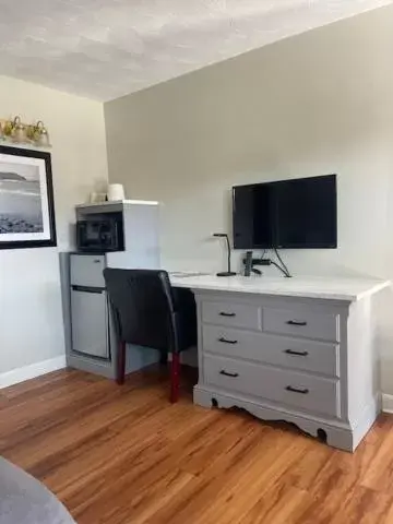 Queen Room - Smoking in Colonial Inn Seekonk Queen Room - Smoking in Colonial Inn Seekonk