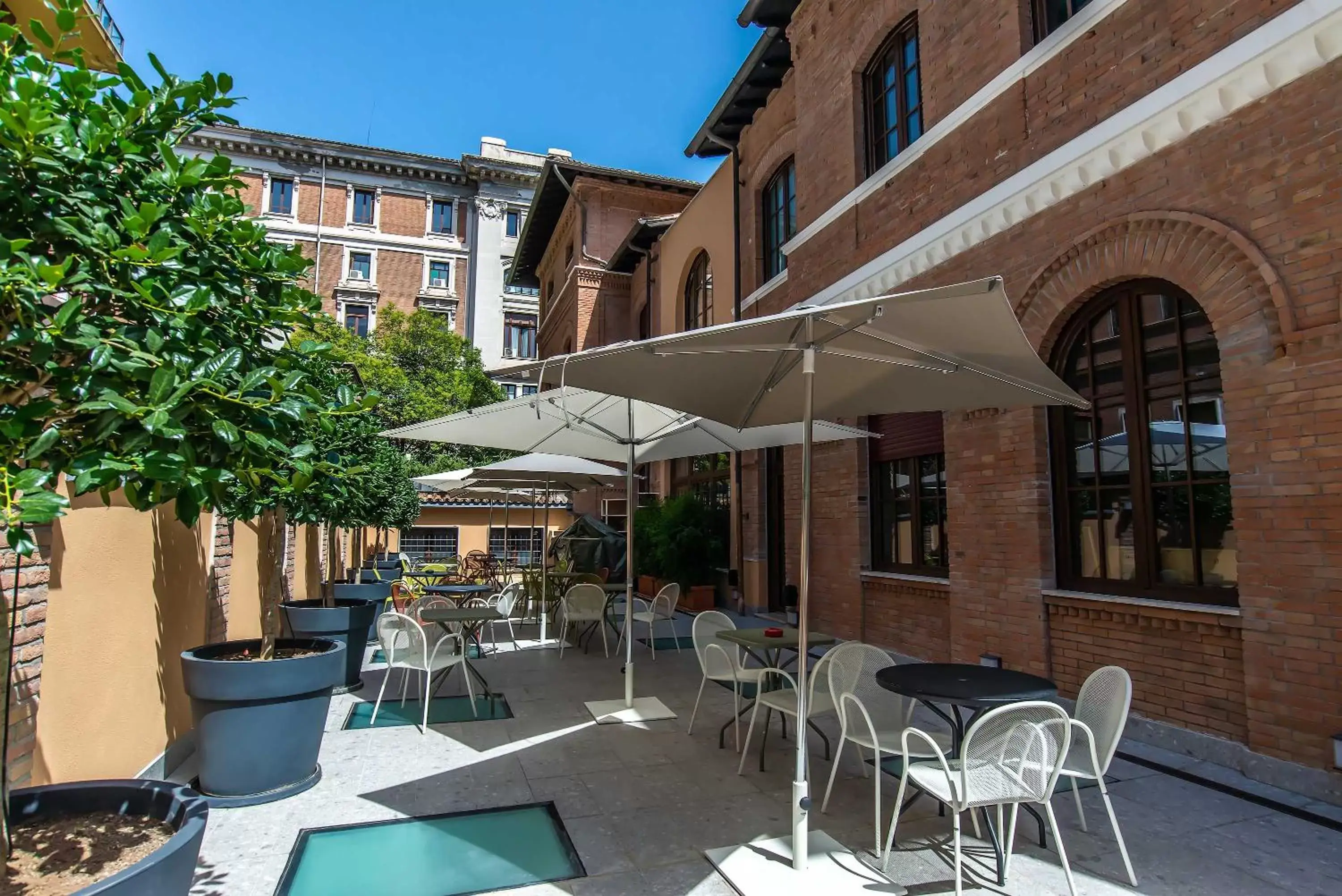 Property building, Restaurant/Places to Eat in Albergo Etico Roma