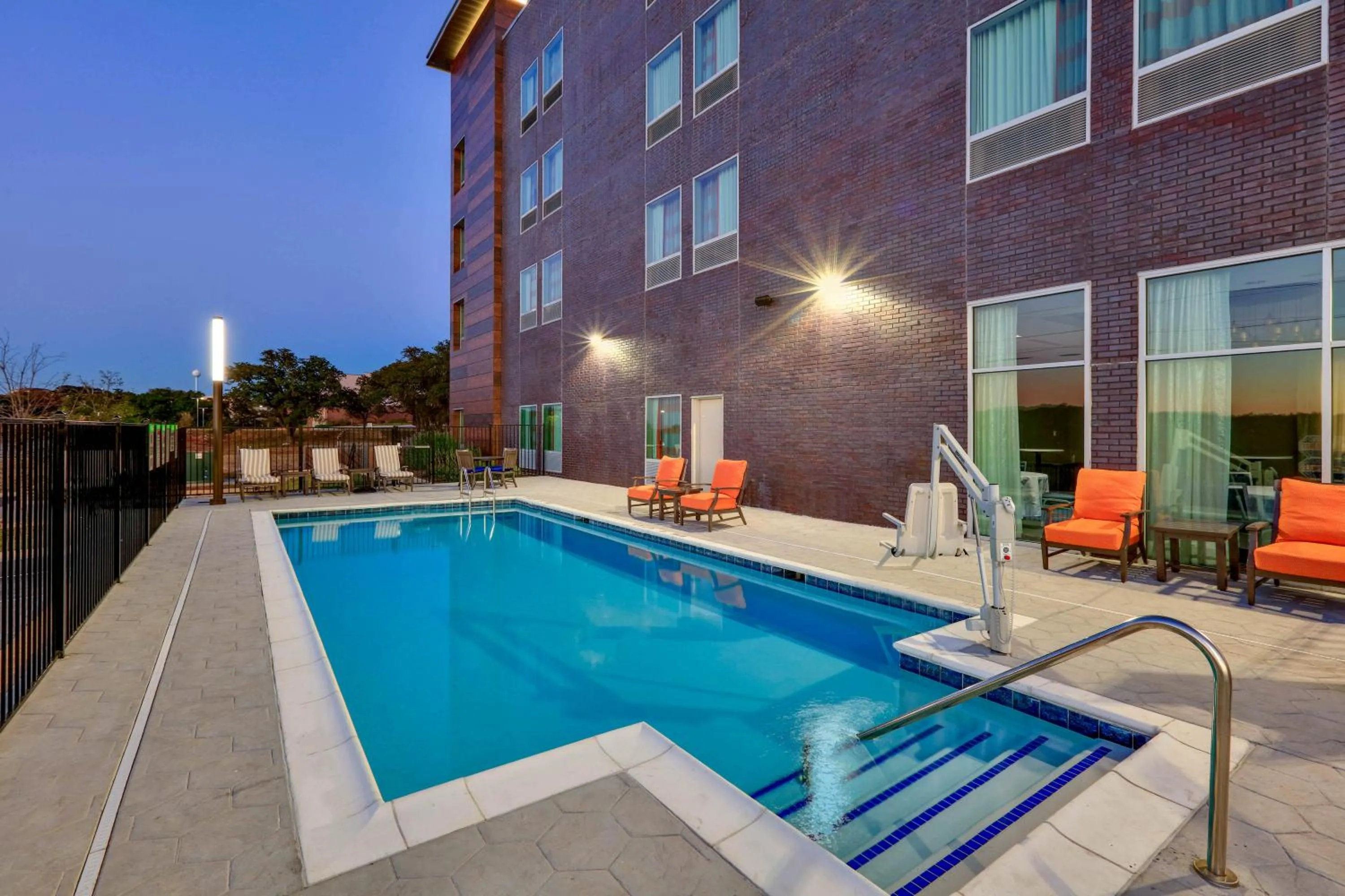 Swimming pool in La Quinta Inn & Suites by Wyndham Lakeway