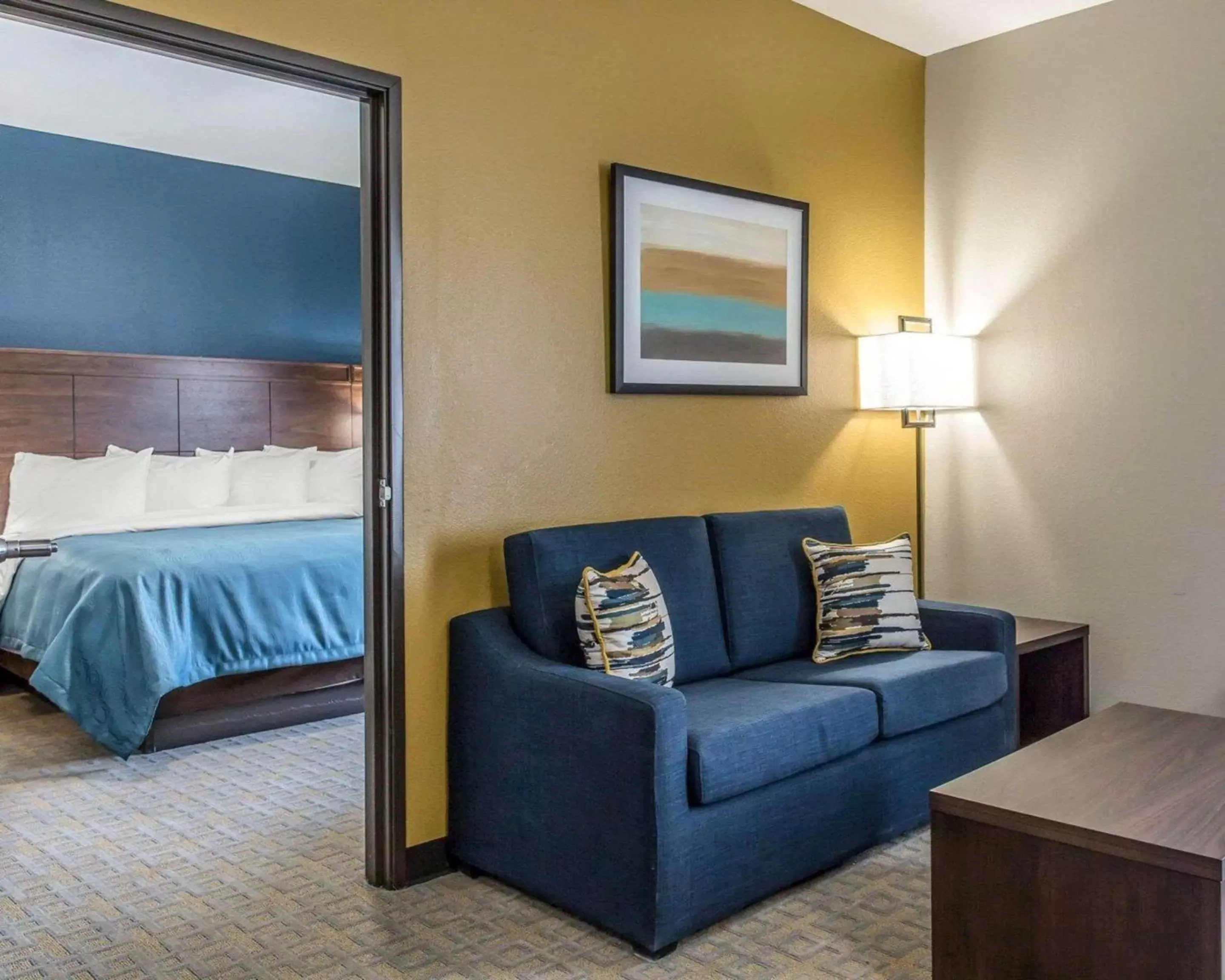 Bedroom, Seating Area in MainStay Suites Midland