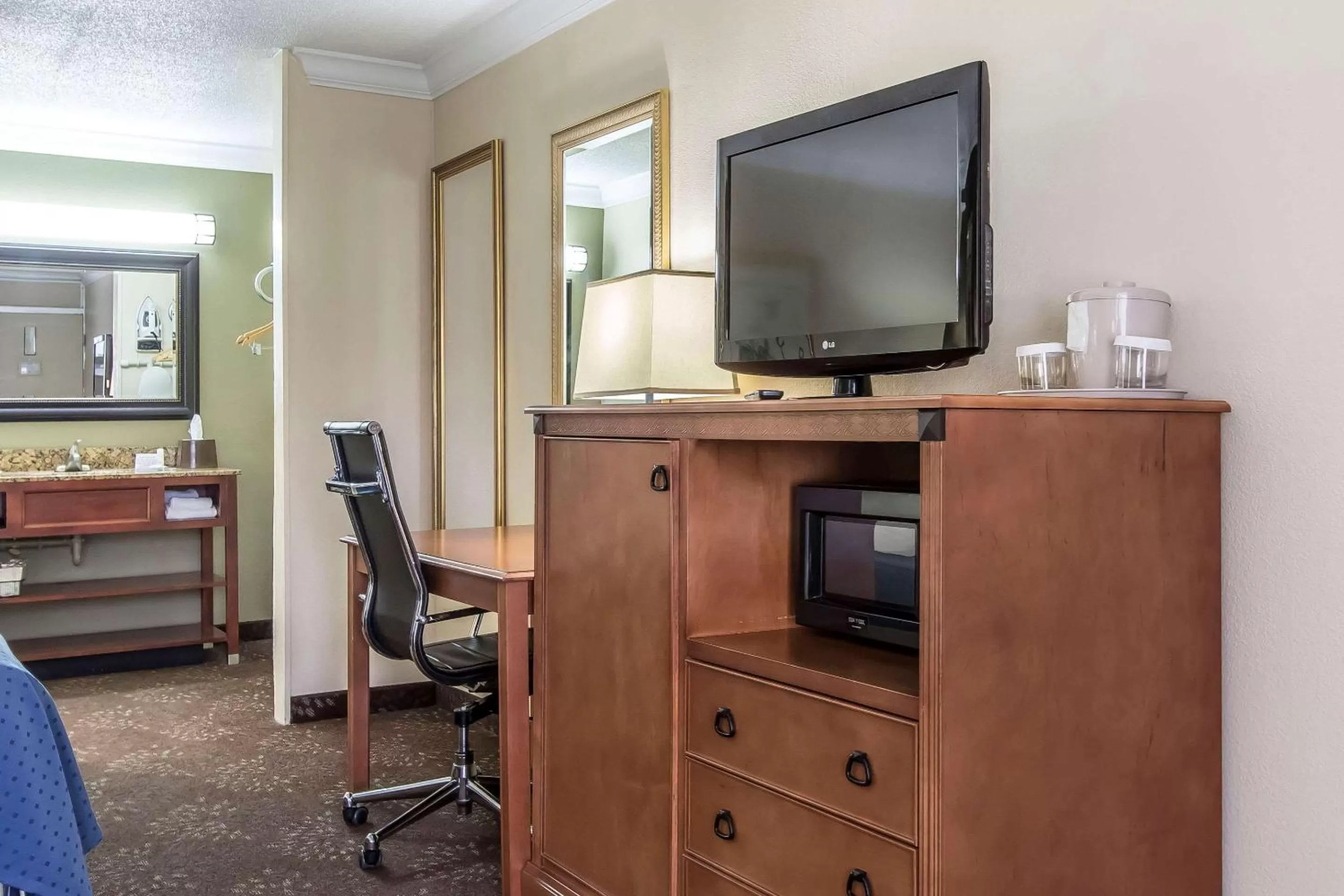 Photo of the whole room in Clarion Inn Morgan City