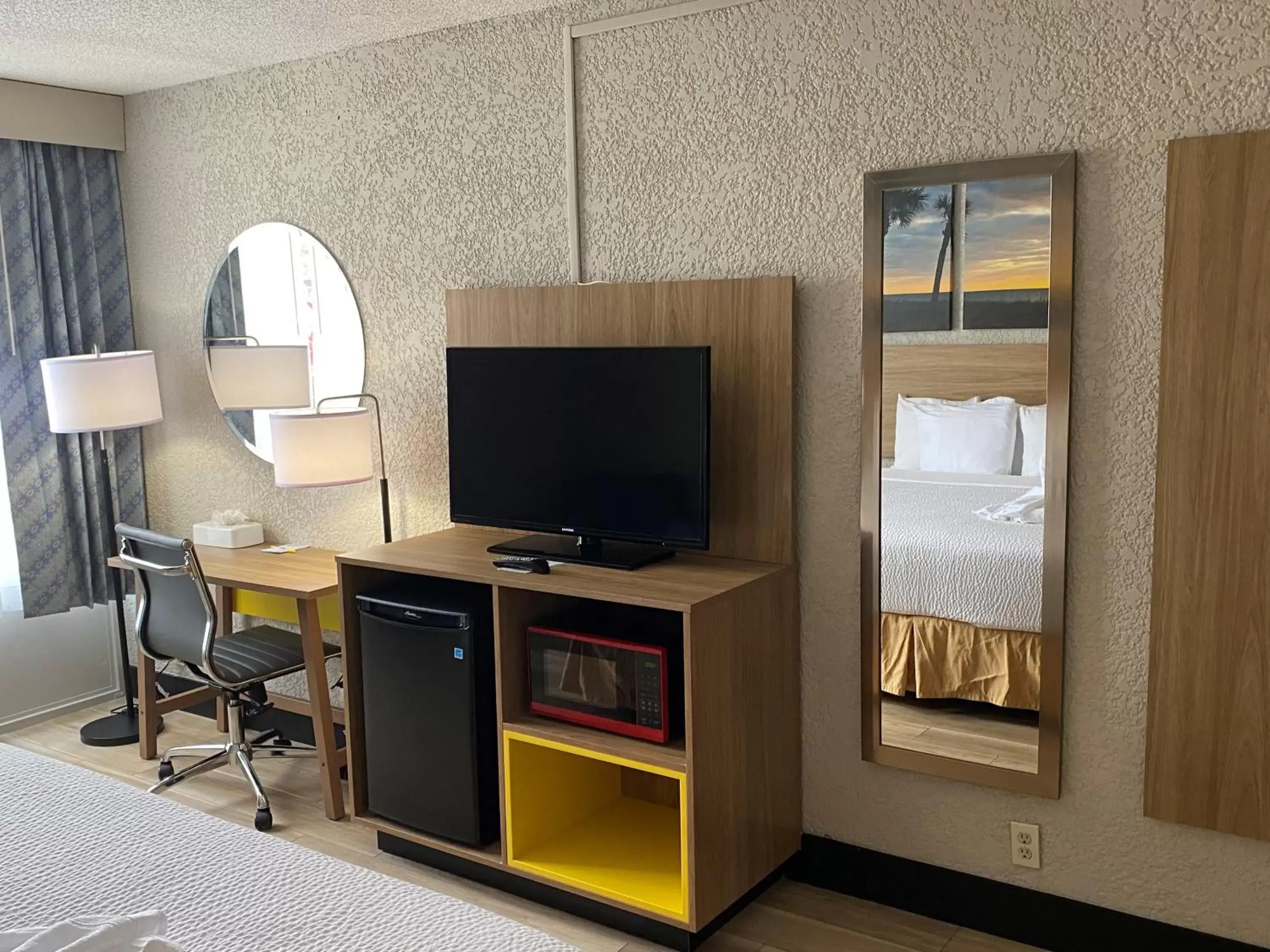 TV and multimedia, TV/Entertainment Center in Days Inn by Wyndham Fort Pierce Midtown