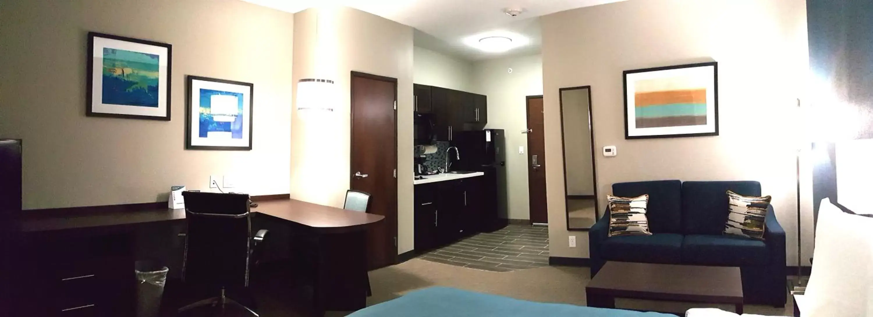 Kitchen or kitchenette, Seating Area in MainStay Suites Midland
