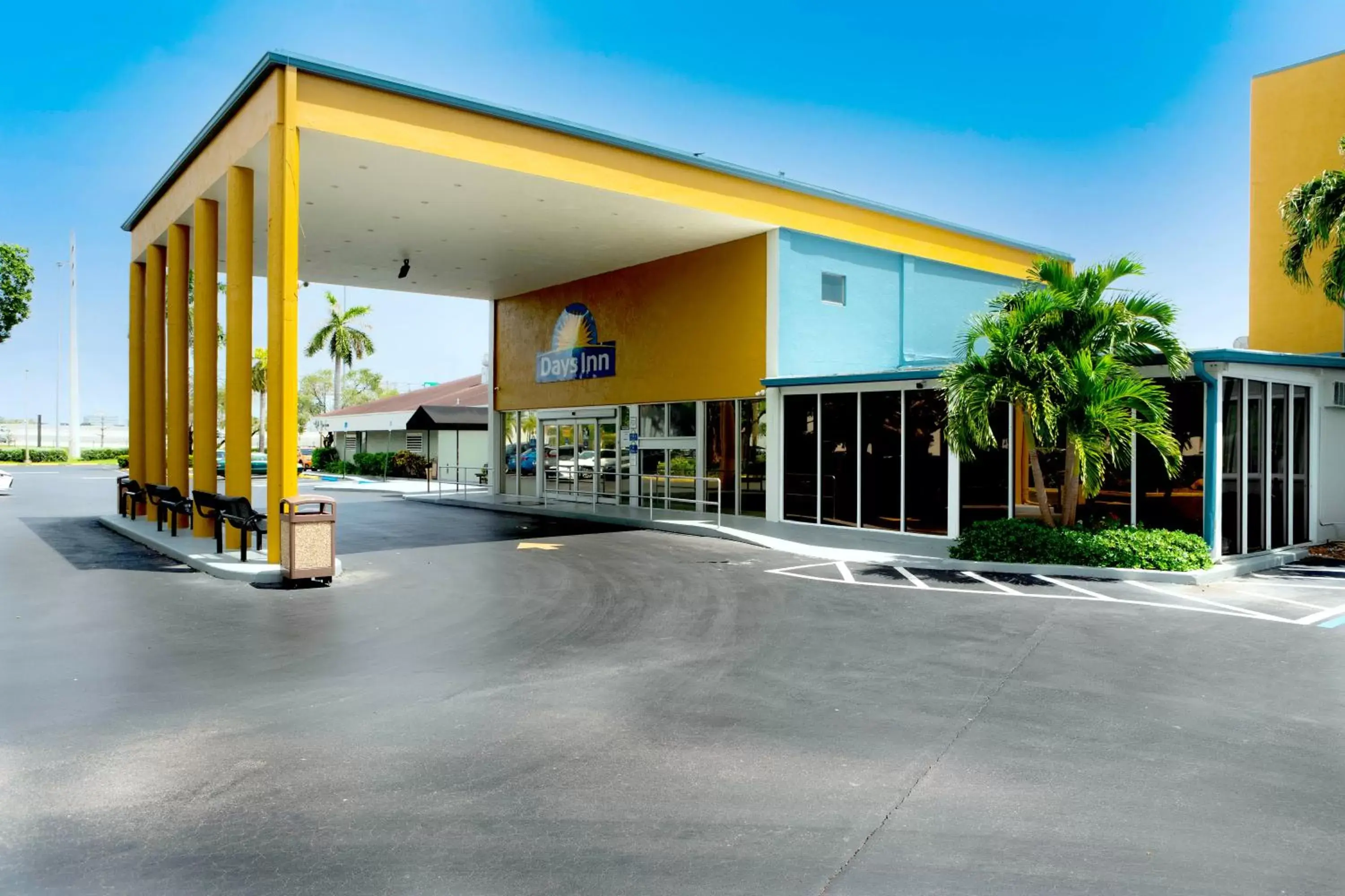 Facade/entrance in Days Inn by Wyndham Miami International Airport