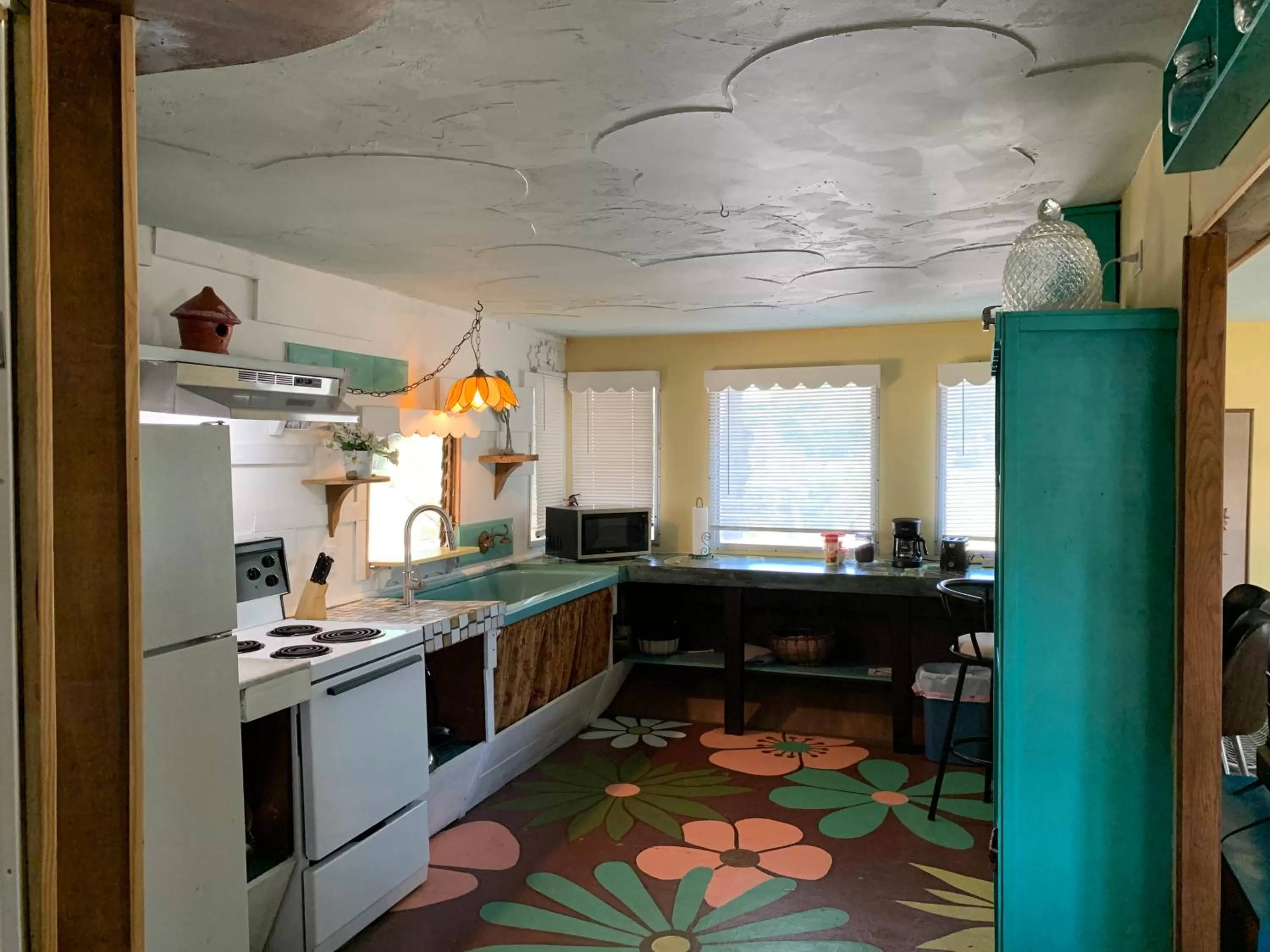 kitchen in Nature Coast Inn & Cottages