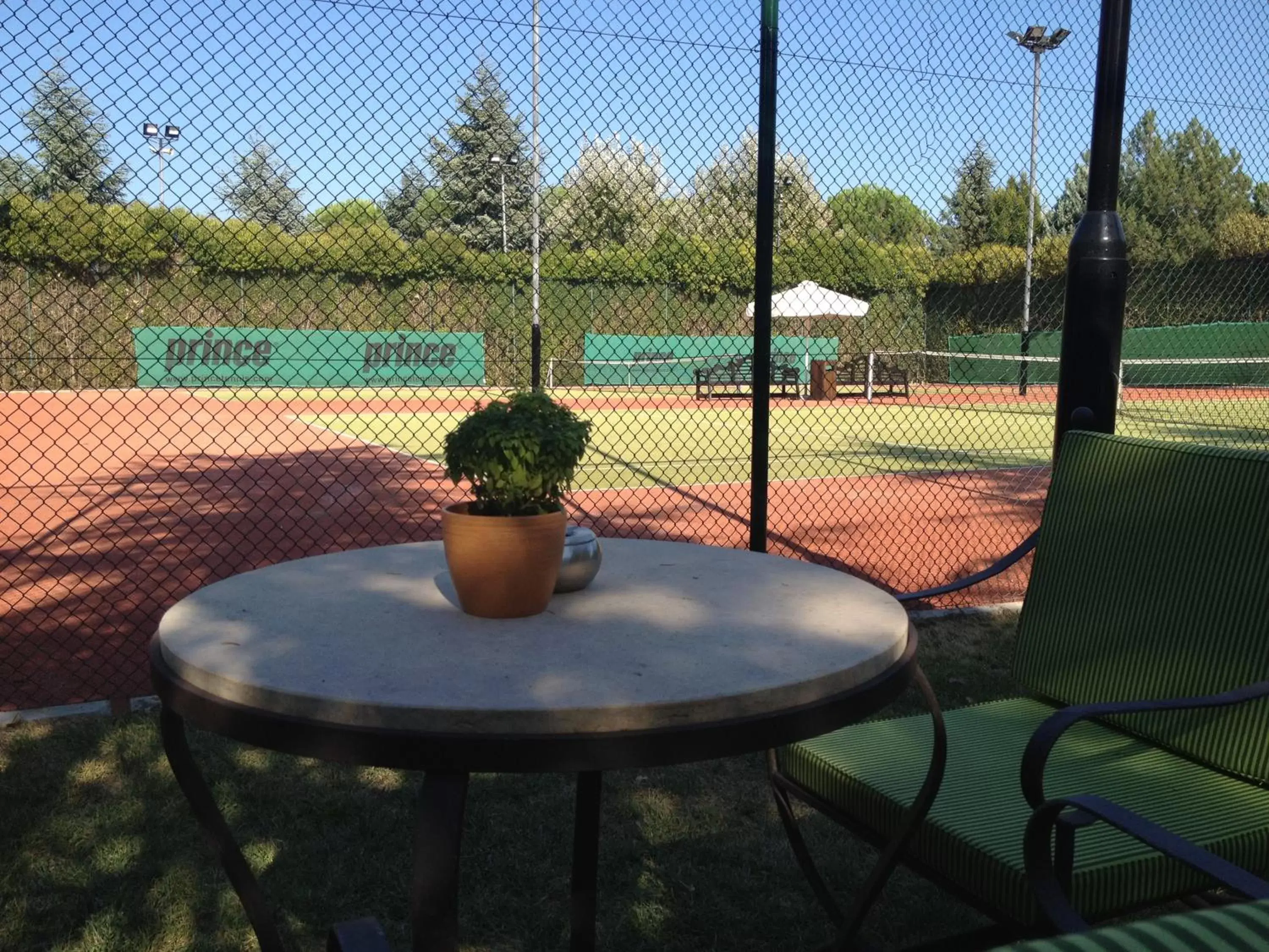 Tennis court in Hyatt Regency Thessaloniki