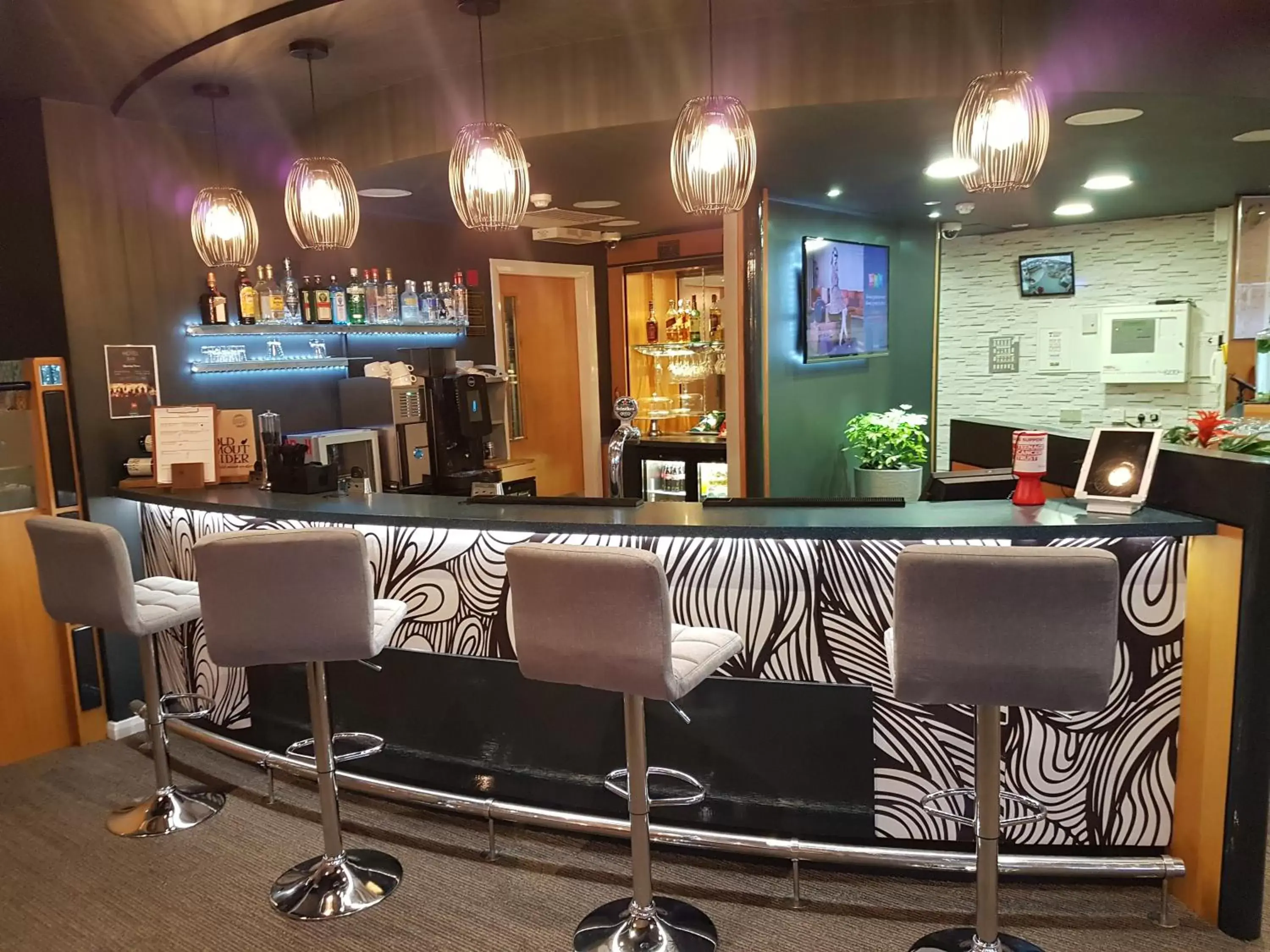 Lounge or bar, Lounge/Bar in ibis Cardiff Gate - International Business Park