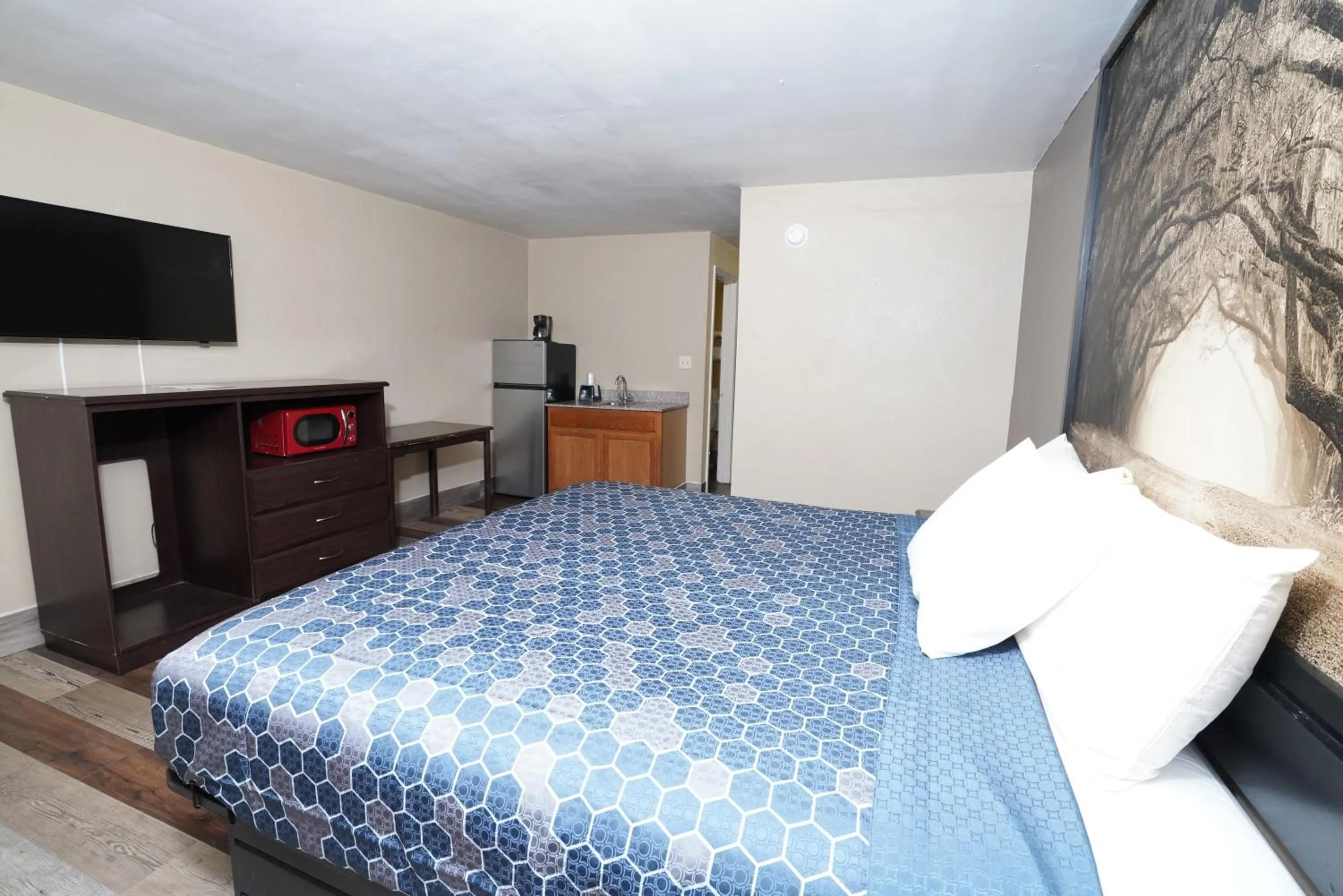 Bed in Red Carpet Inn & Suites