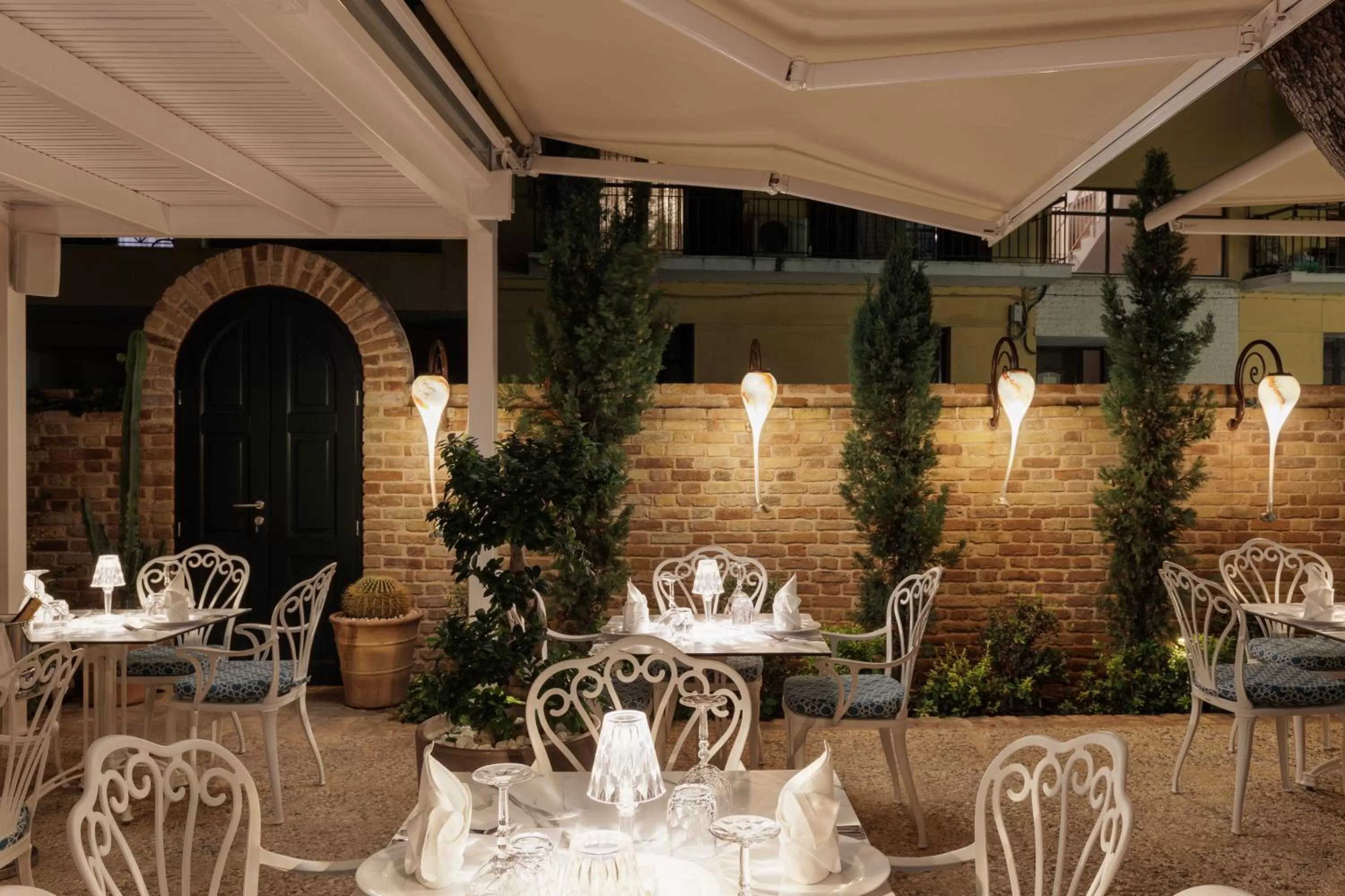 Restaurant/places to eat in Acanthus blue