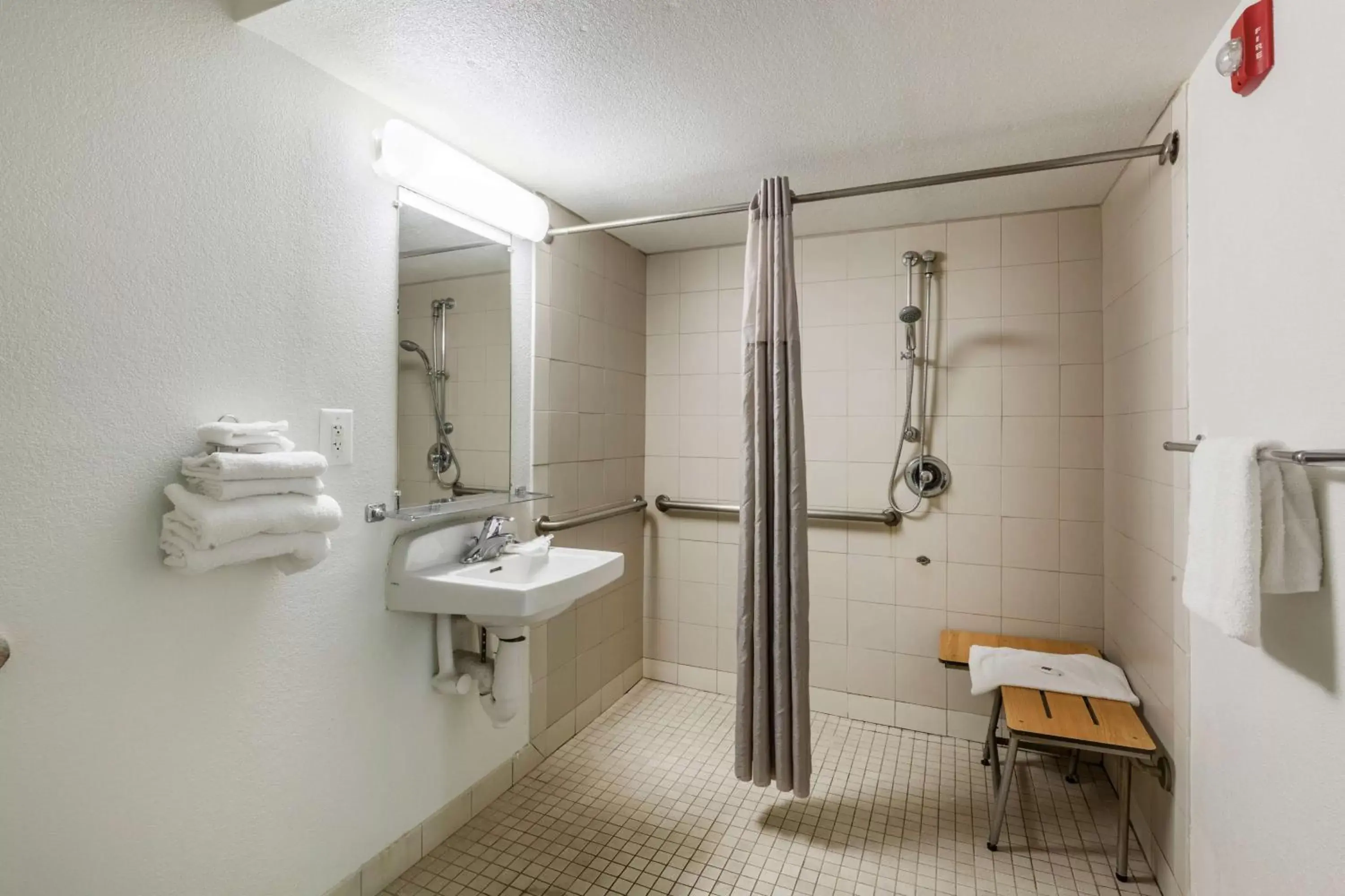 Bathroom in Motel 6-Webster, TX - Houston - Nasa Lake