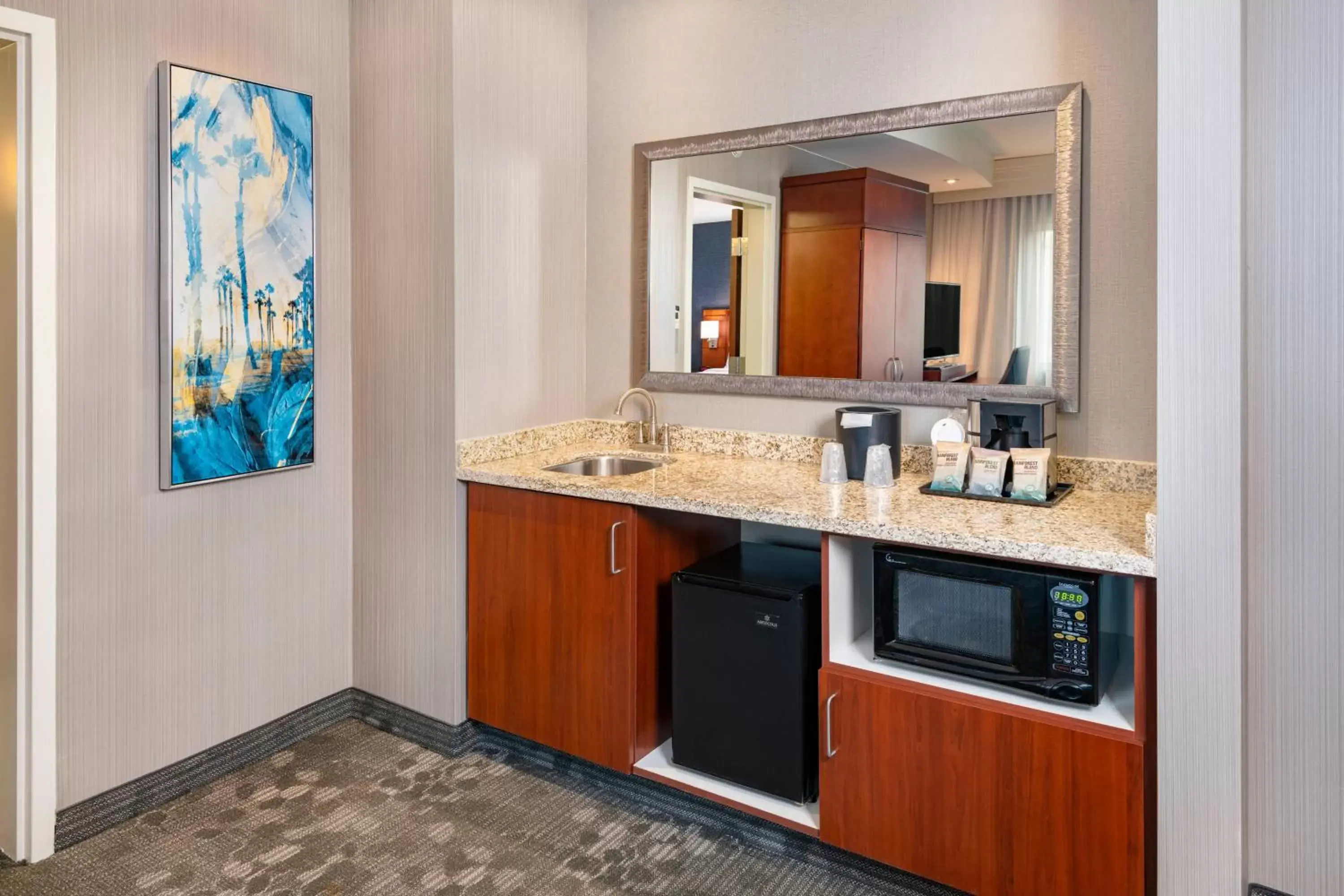 Photo of the whole room, Kitchen/Kitchenette in Courtyard by Marriott Santa Ana Orange County