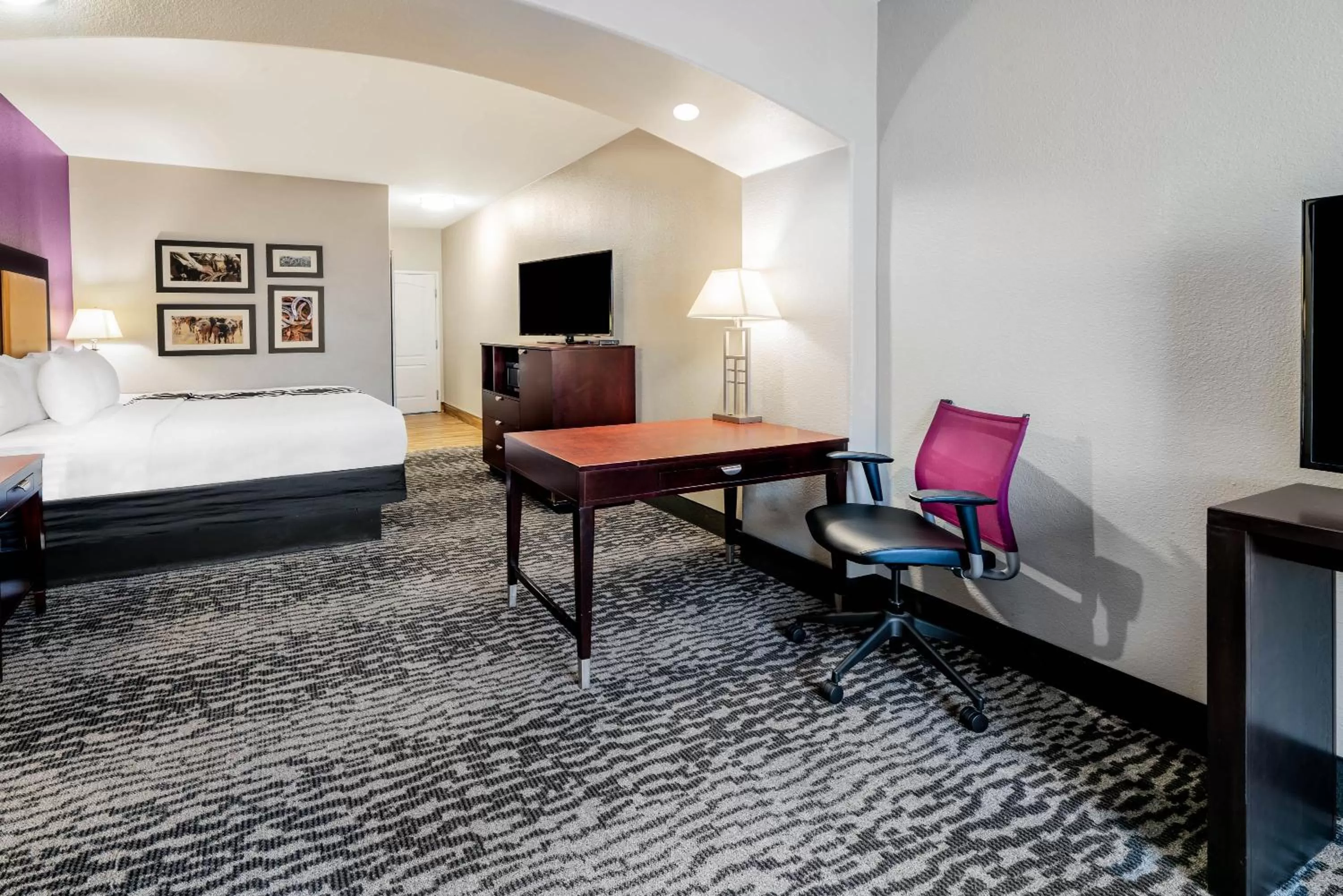 Photo of the whole room, Bed in La Quinta by Wyndham DFW Airport West - Bedford